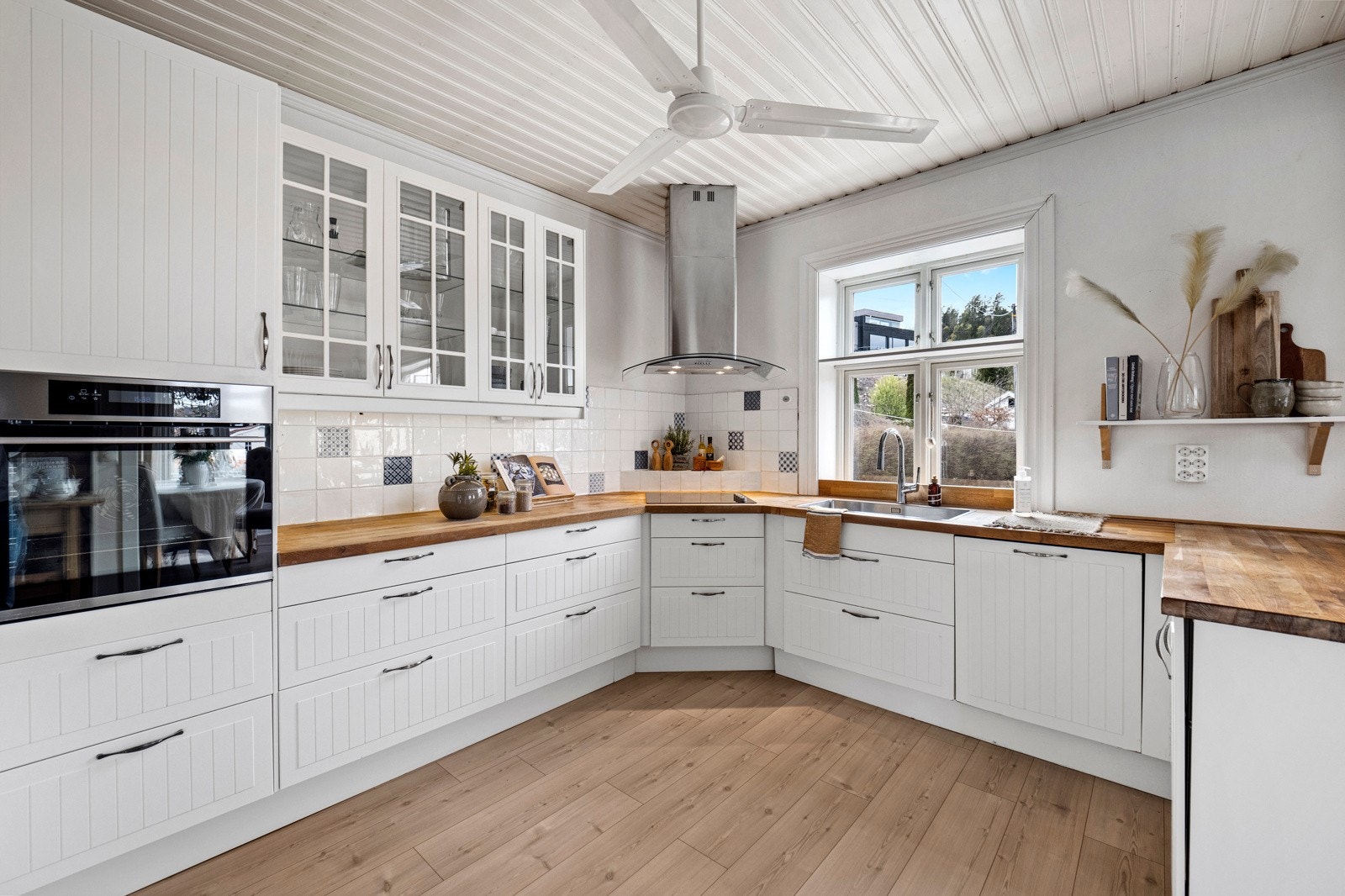 Rikelig med skap/skuffer og benkeplass Galleribilde