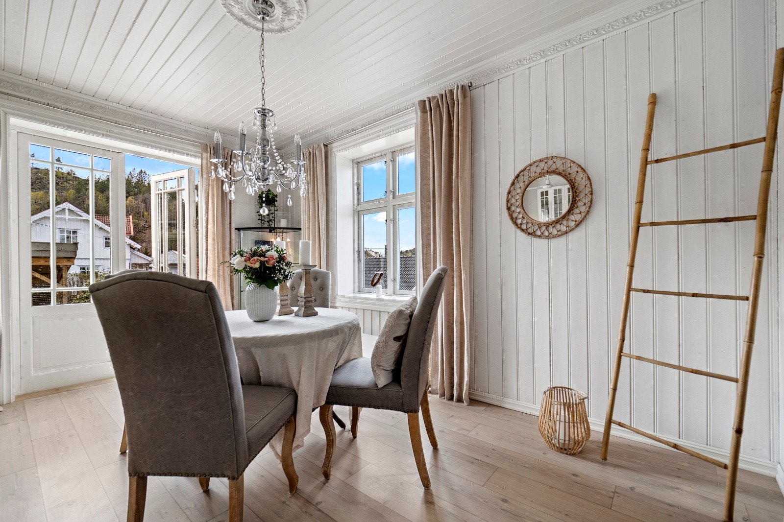 Spisestue med utgang til terrasse Galleribilde