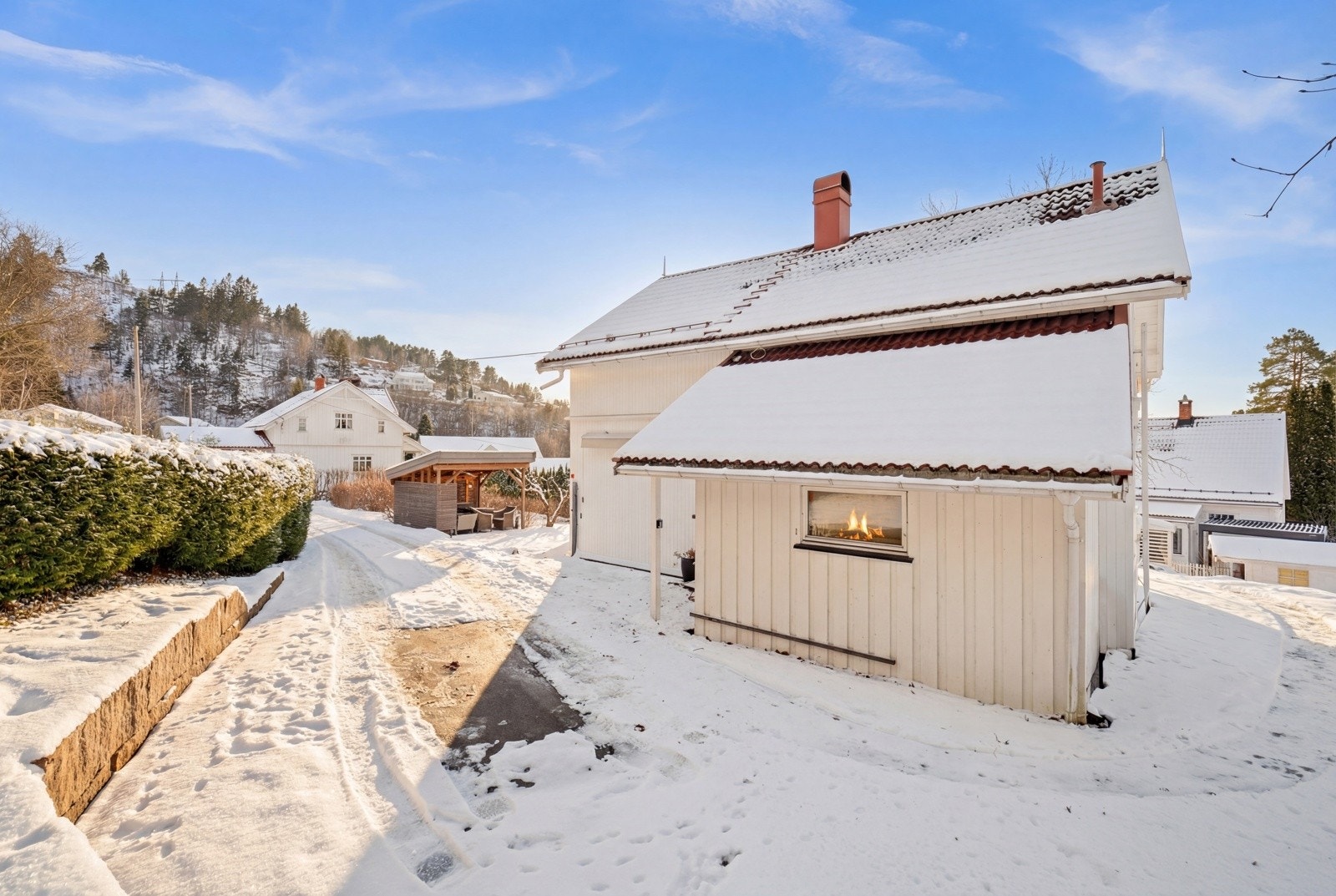 Adkomstvei helt frem til inngangen. Galleribilde