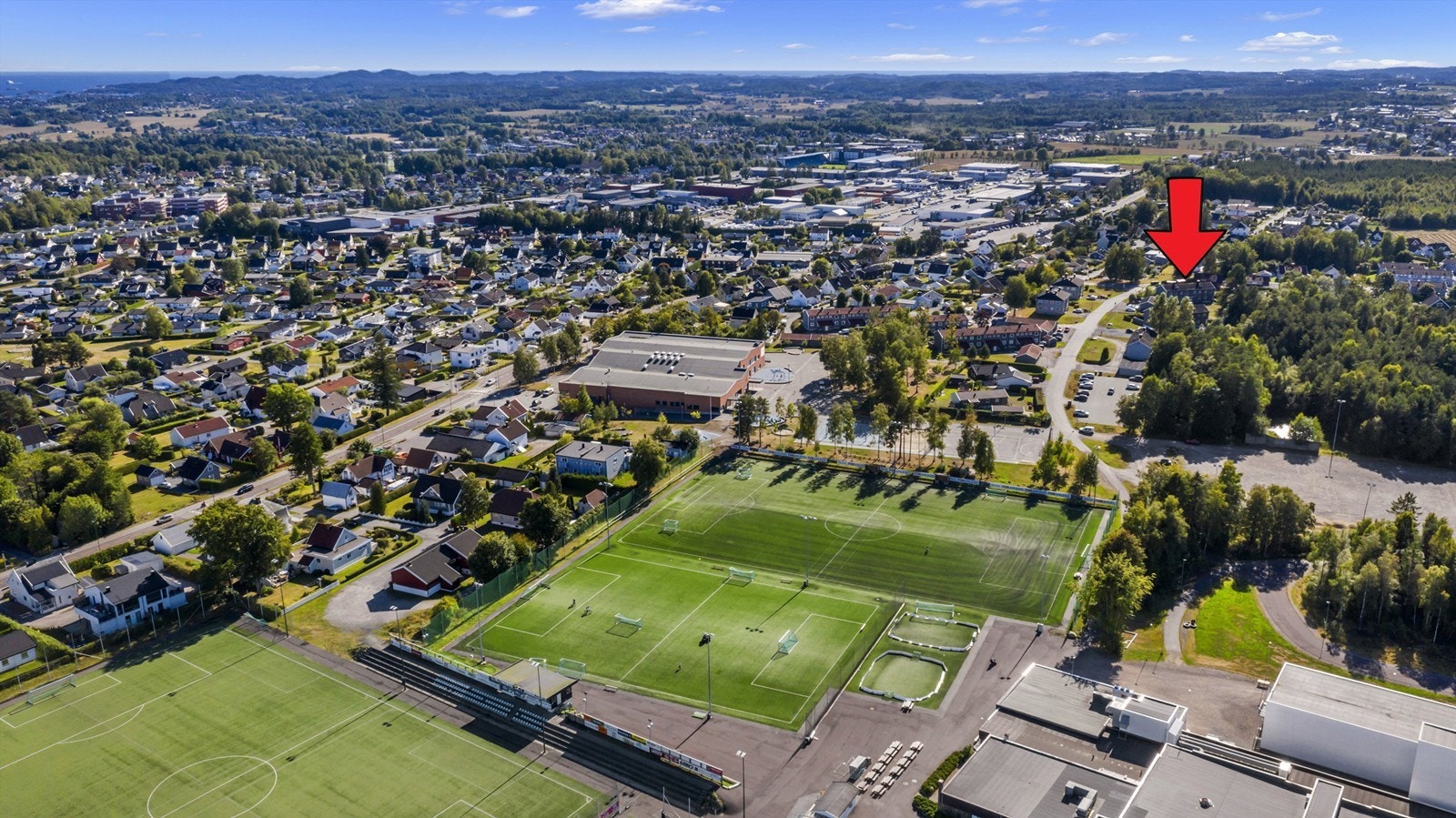 Idrettsklubben Runar ligger like i nærheten( i enden av gaten)og tilbyr aktiviteter som fotball, håndball, friidrett, ski samt ulike messer og utstillinger Galleribilde