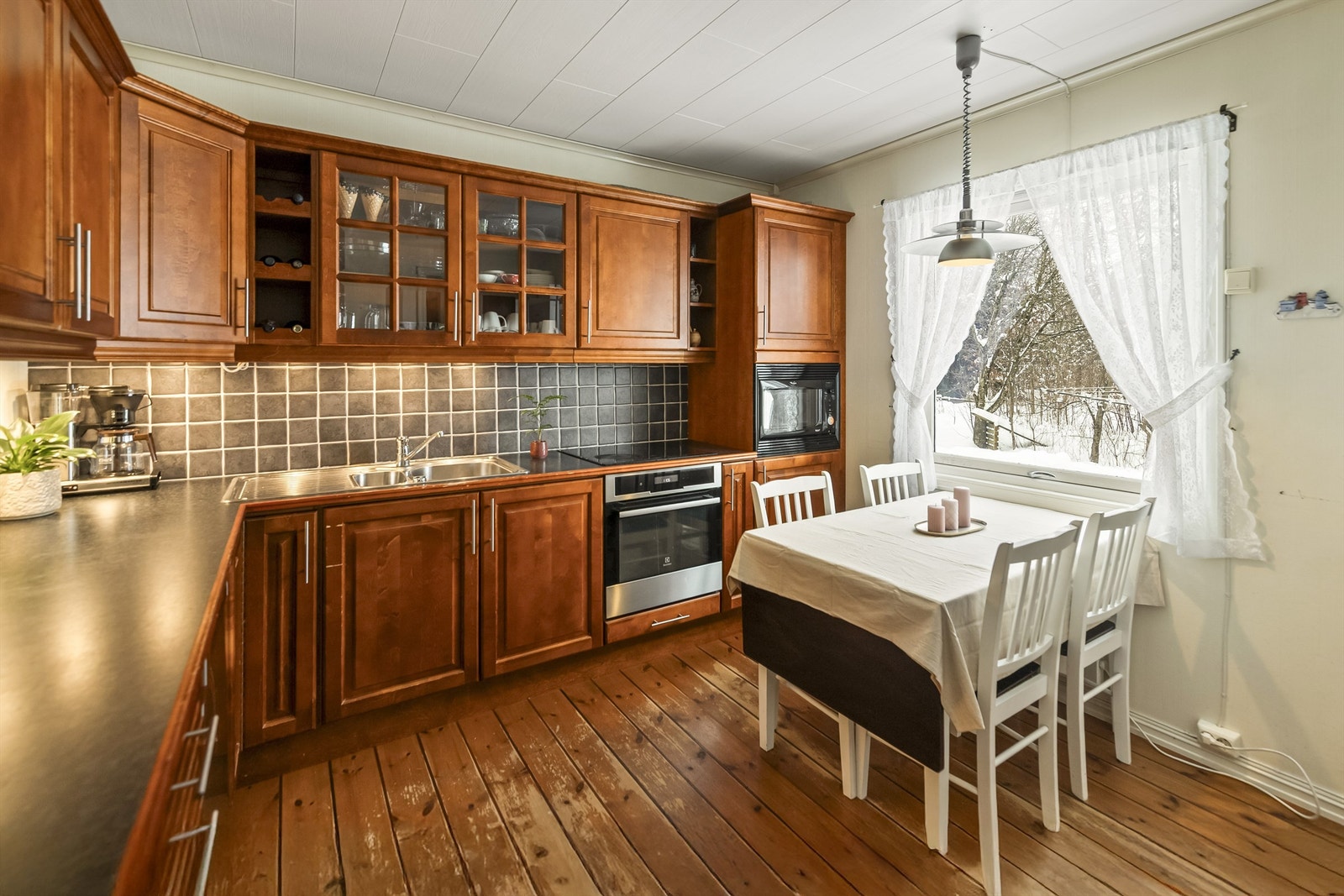 På kjøkkenet er det rikelig med både benkeplass og skapplass Galleribilde