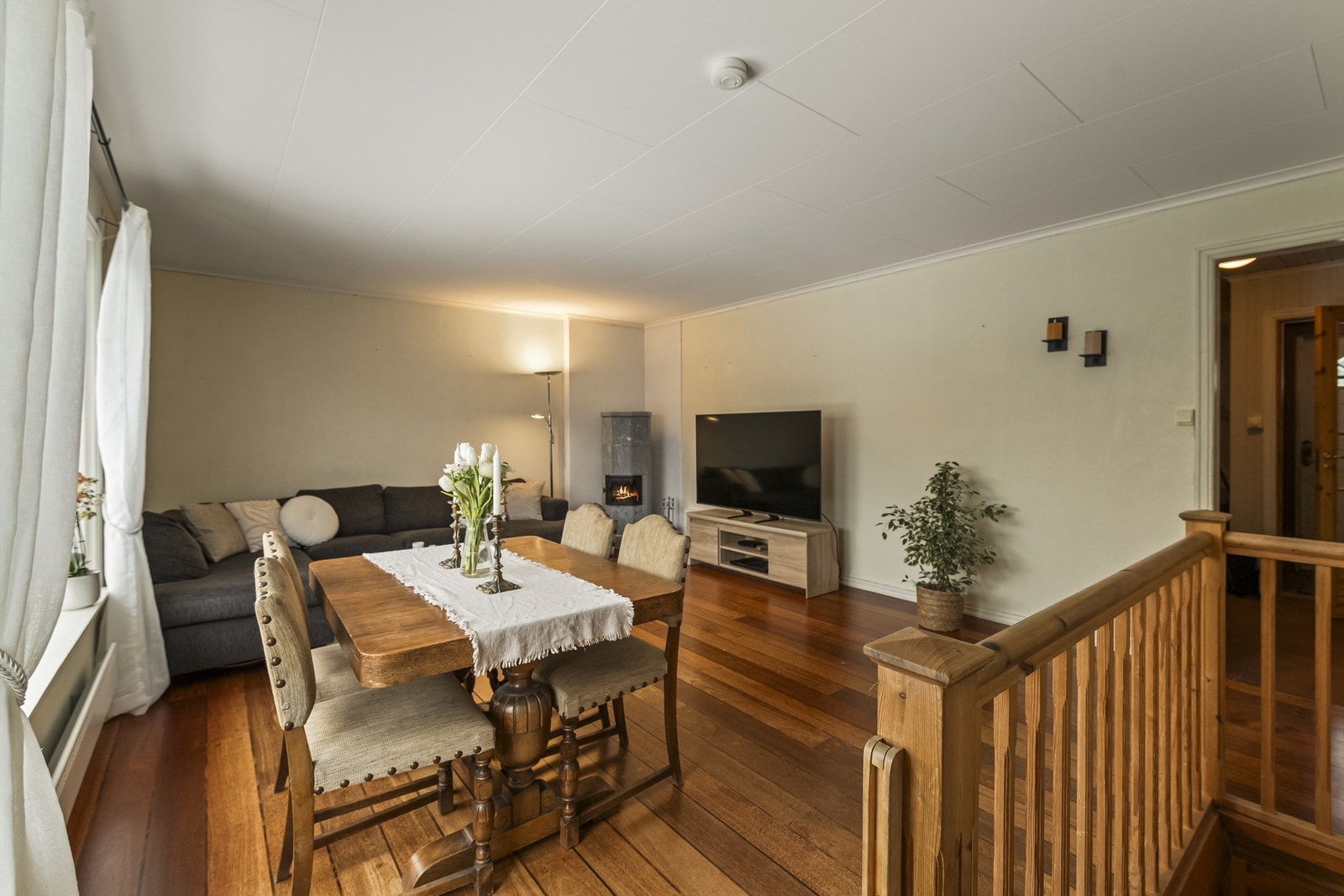 Stue med både varmepumpe og klebersteinovn Galleribilde