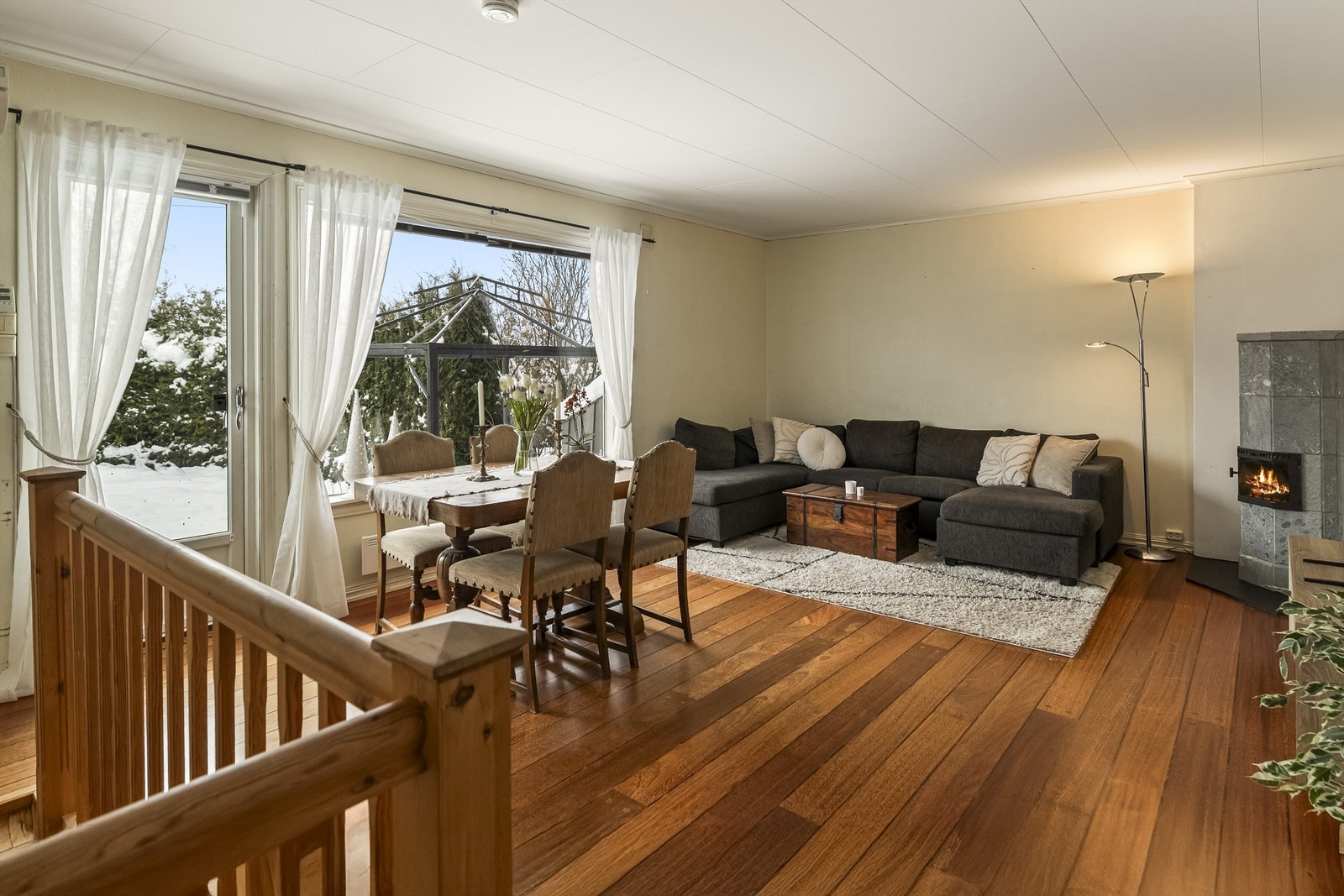 Fra stuen er det utgang til en godt skjermet uteplass Galleribilde