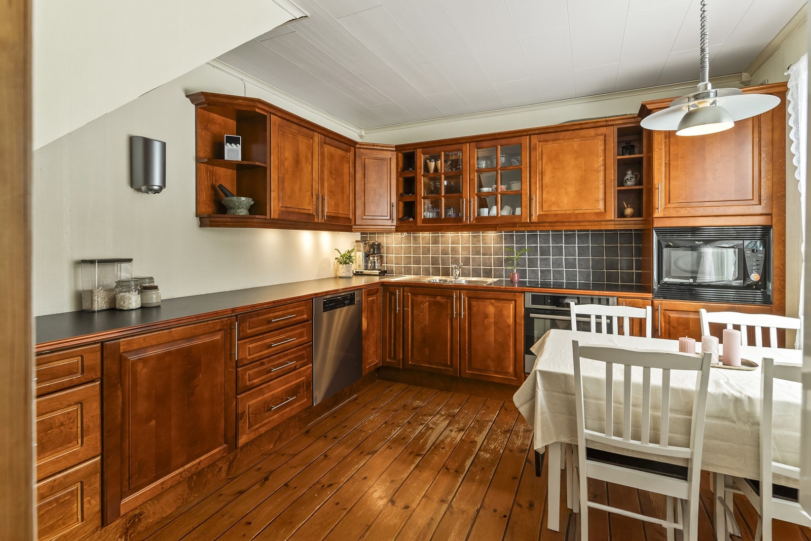 Særdeles praktisk med spiseplass på kjøkkenet - Har kan en hjelpe ungene med lekser samtidig som en lager middag Galleribilde