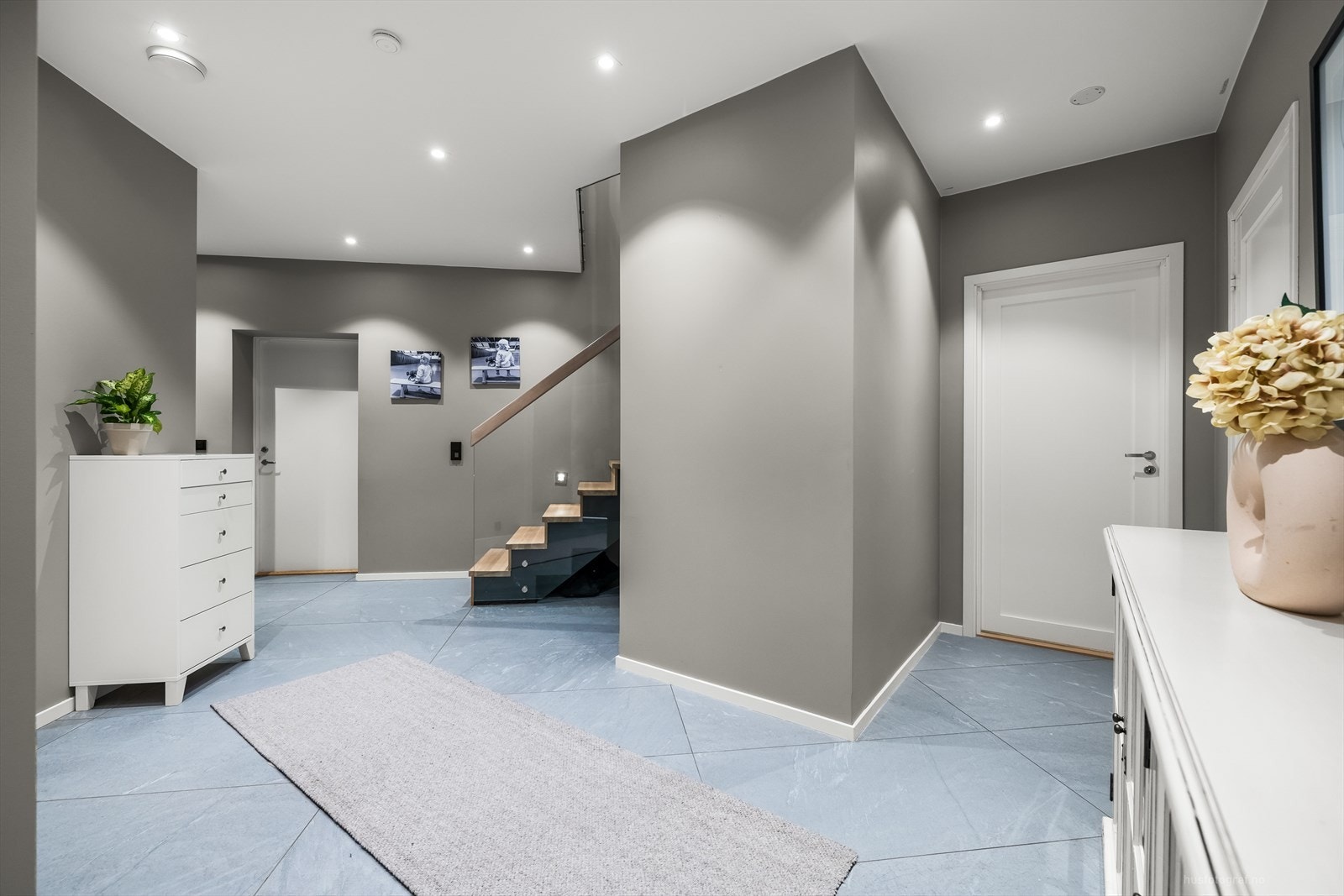 Boligen har en gjennomgående høy standard. Det er egen utvendig trappe-adkomst fra hagen til underetasjen tilknyttet hovedenheten. Galleribilde