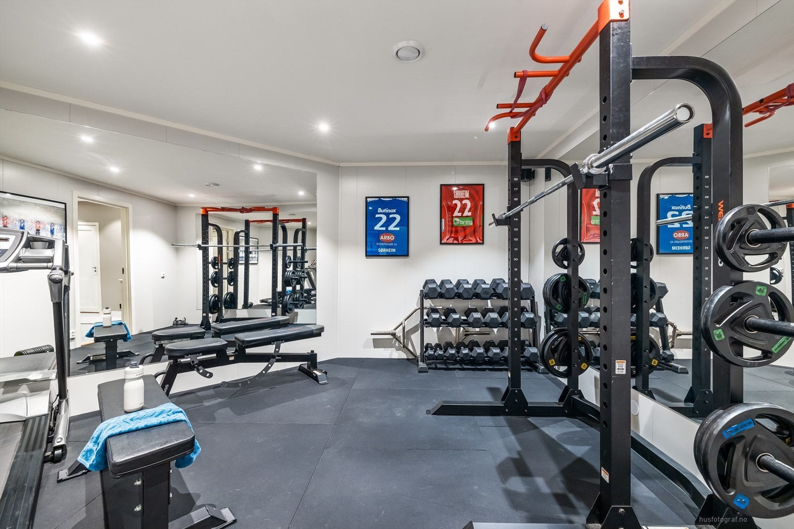 Dette er et funksjonelt og komplett treningsrom som gjør det enkelt å holde treningen i gang hjemme. Galleribilde