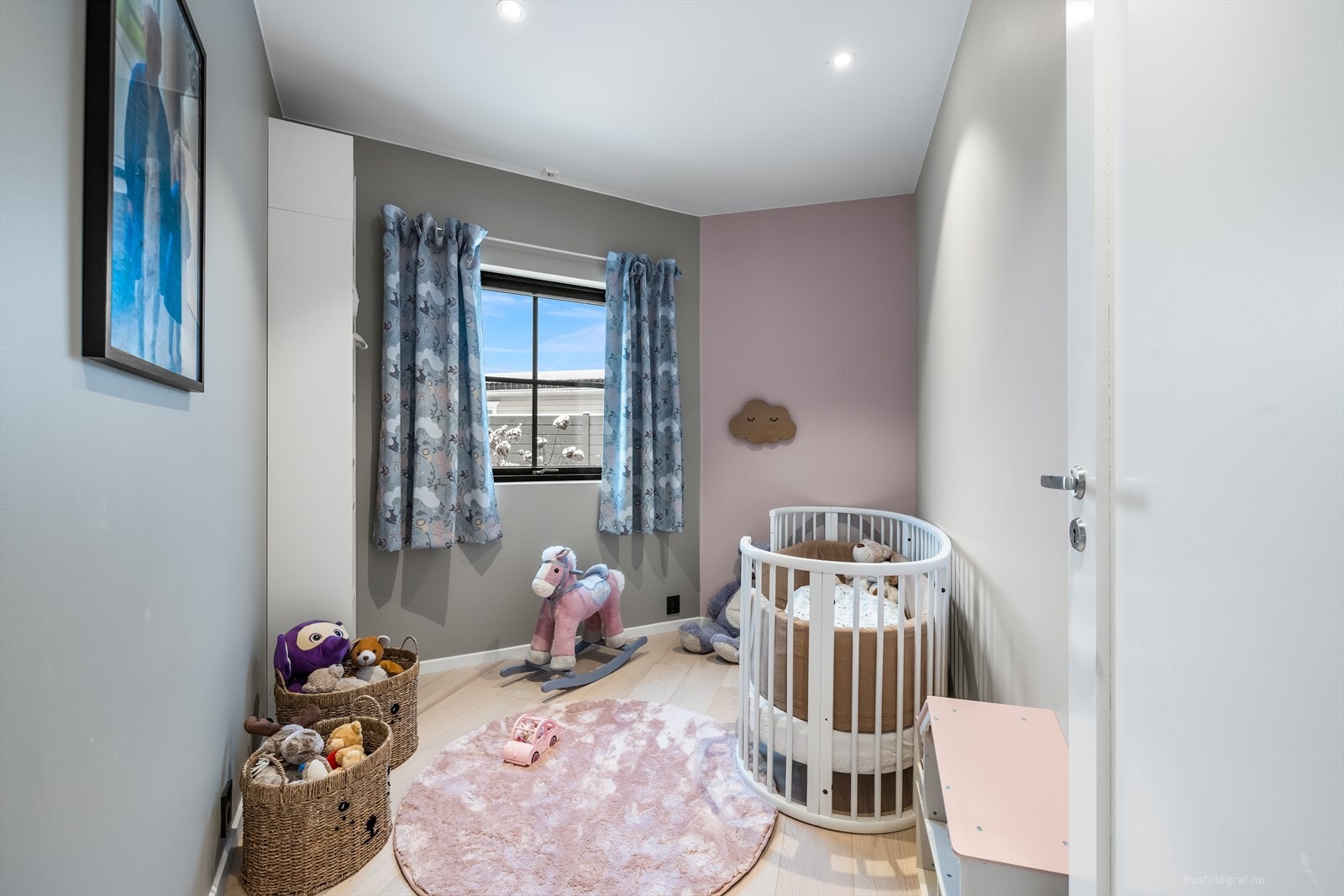 Alle soverommene er malt i delikate og duse fargetoner og har downlights i taket for den riktige belysningen. Galleribilde