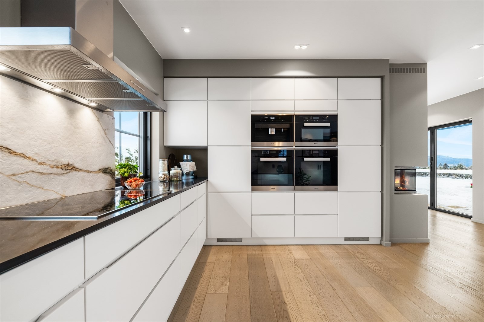 Det er integrert kjøleskap, fryseskap, kaffemaskin, oppvaskmaskin, induksjonstopp, micro, 2 stk stekeovner. Hovedsakelig fra kvalitetsprodusenten Miele. Galleribilde