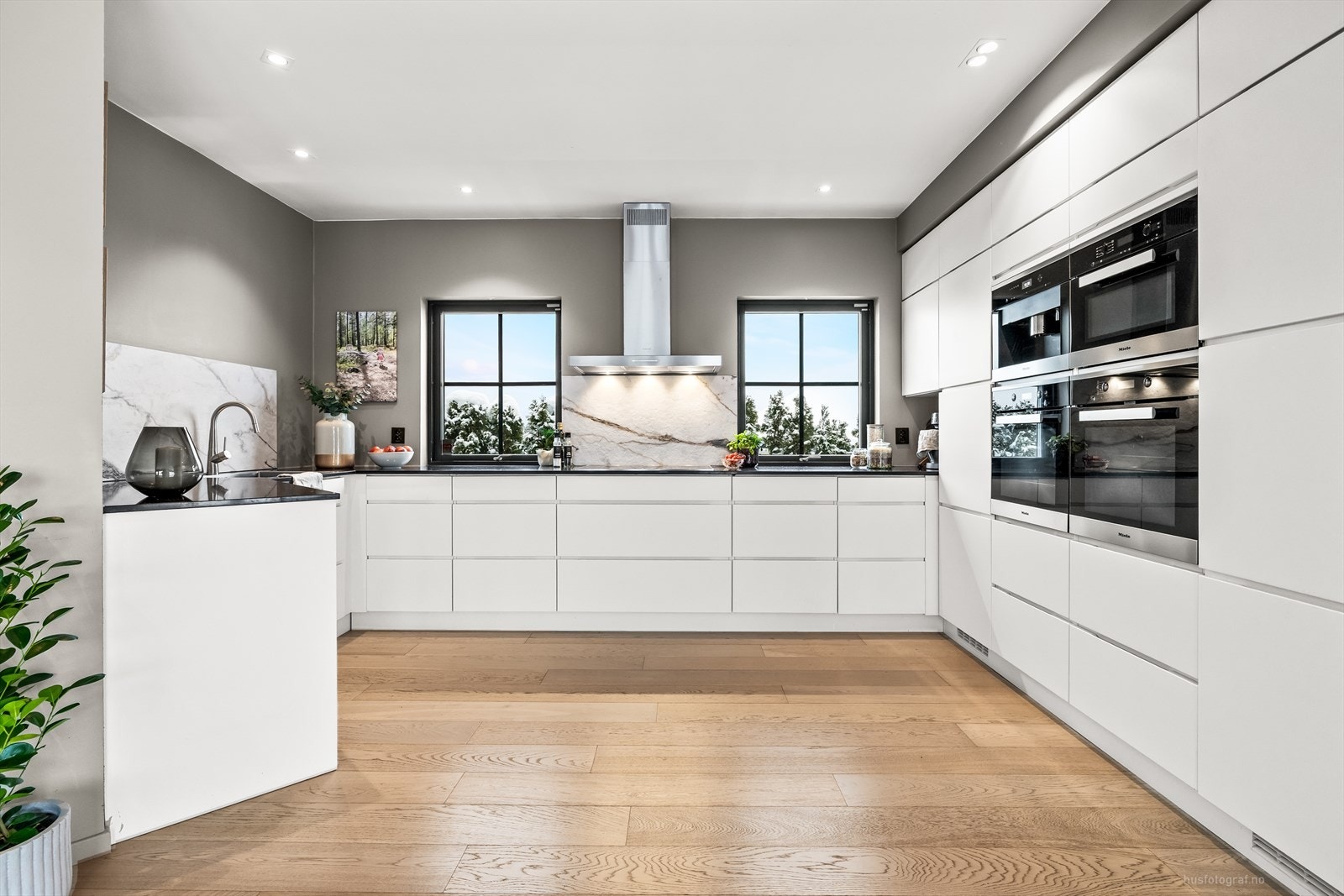 Kjøkkenet fremstår moderne, stilrent og svært innbydende, med rene linjer og god plass. Galleribilde