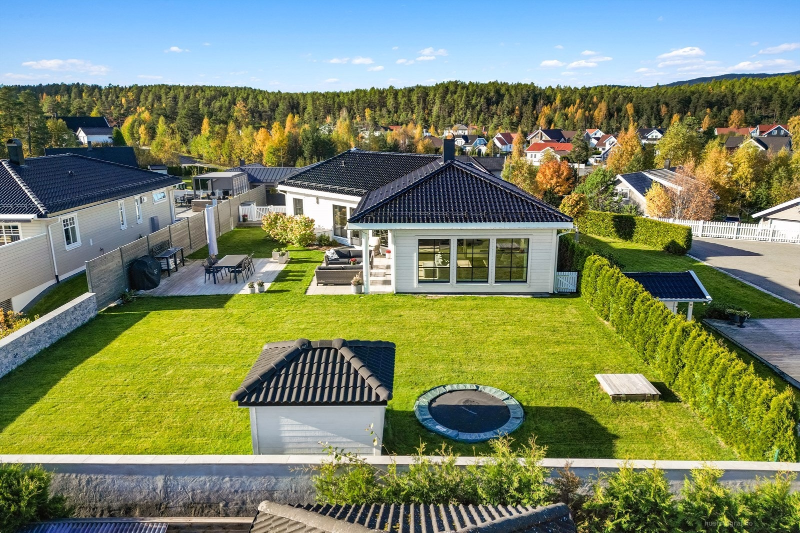 Dette er et unikt salgsobjekt med en fantastisk beliggenhet internt på feltet. Galleribilde