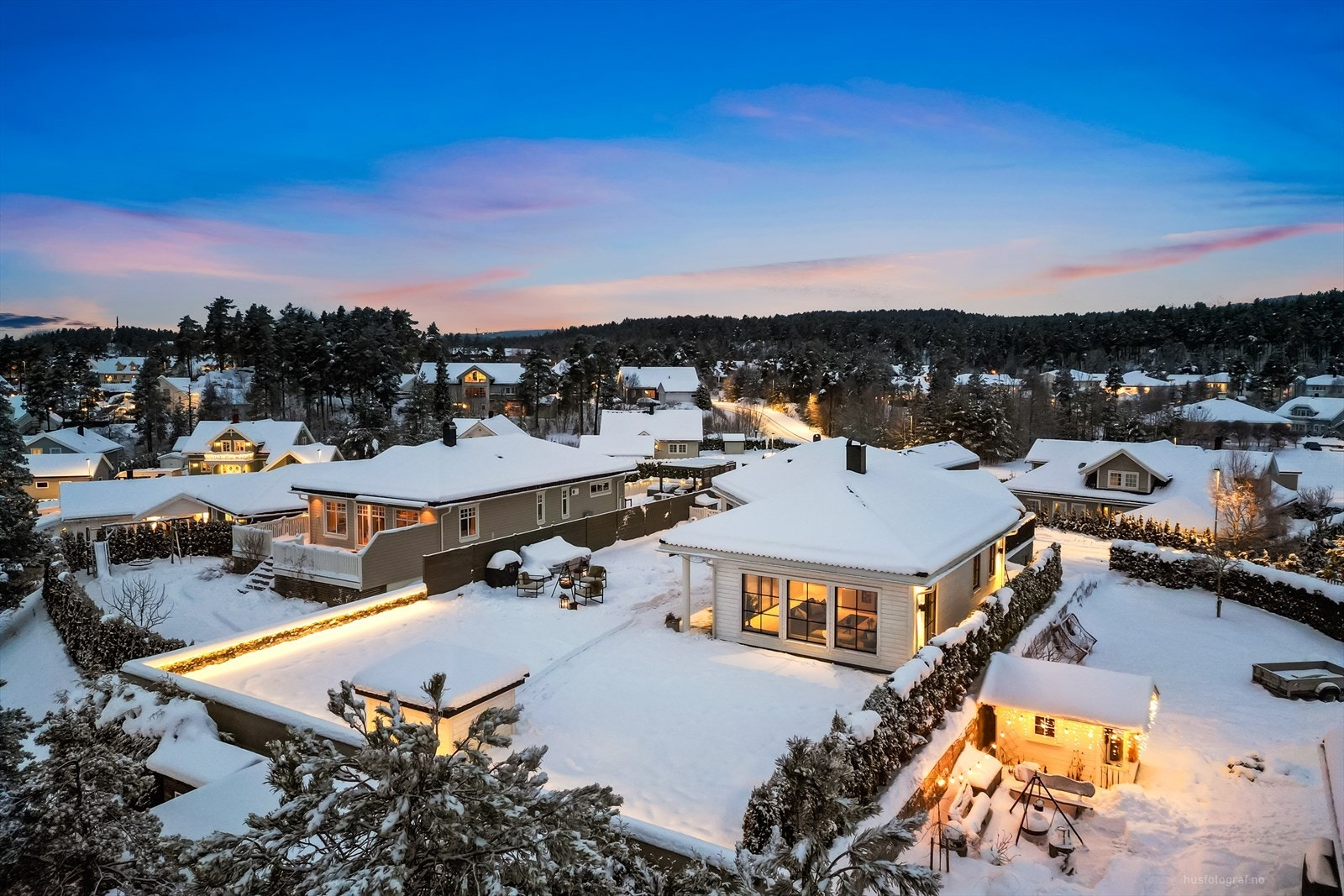 Eiendommen har en svært god intern beliggenhet på Ormåsen rett i nærheten av marka. Galleribilde