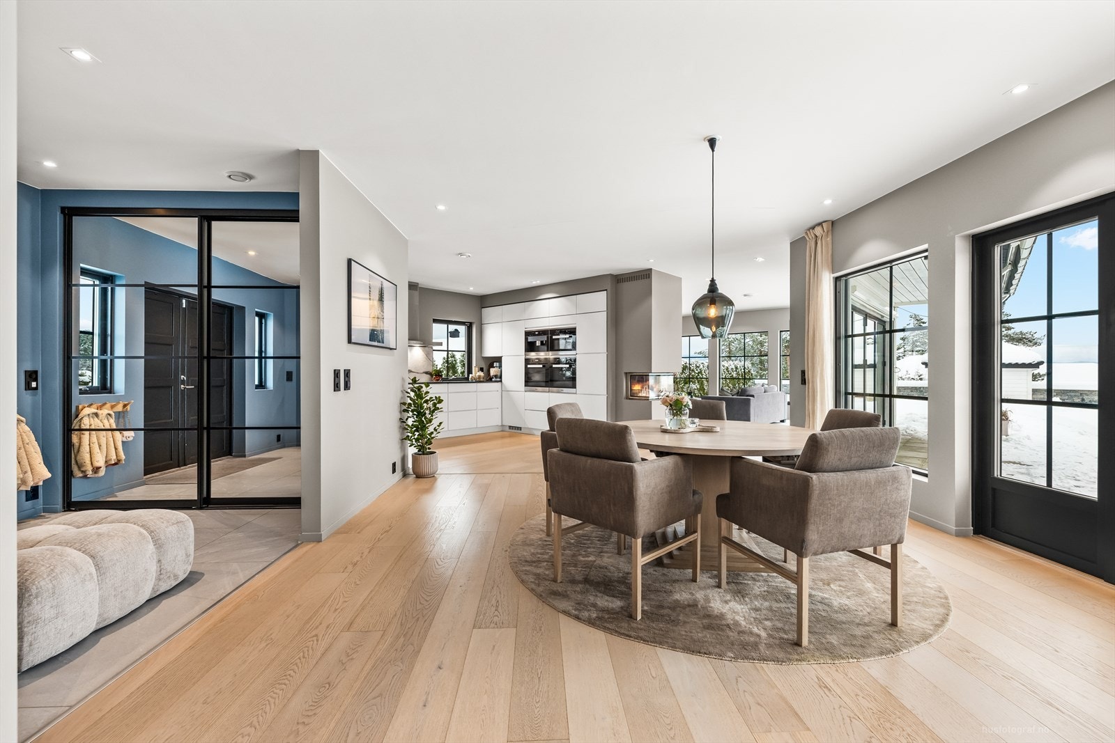 Den sentrale plasseringen skaper en fin flyt mellom kjøkken og stue, og bidrar til en harmonisk og sosial romløsning. Galleribilde