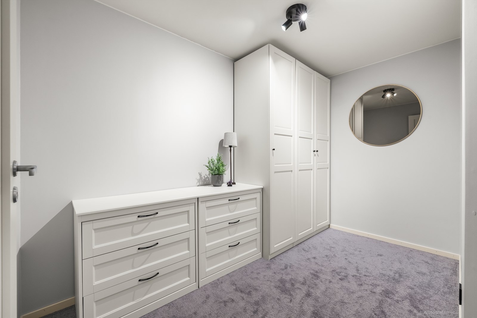 Garderoberom med teppe på gulv og god plass til oppbevaring av klær og sko. Galleribilde