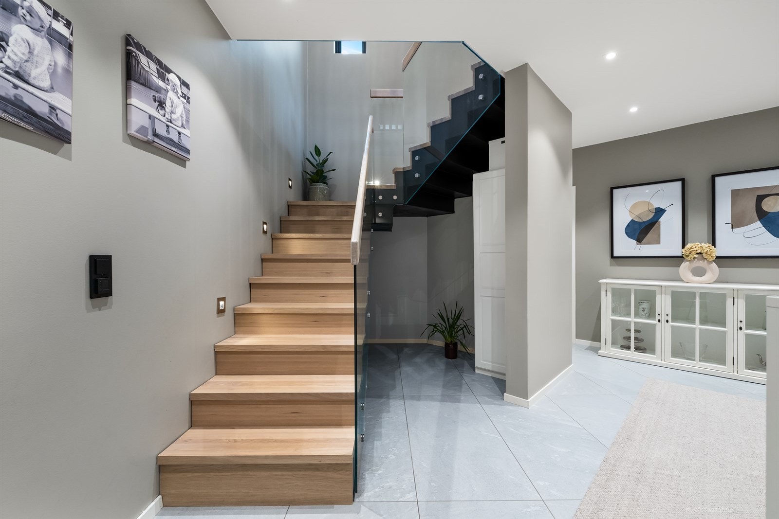 Velkommen ned til boligens underetasje som inneholder: Hall m/trapp, teknisk rom, trimrom, omkledningsrom/bod, toalettrom, vaskerom og dobbelgarasje. I tillegg til hybel. Galleribilde