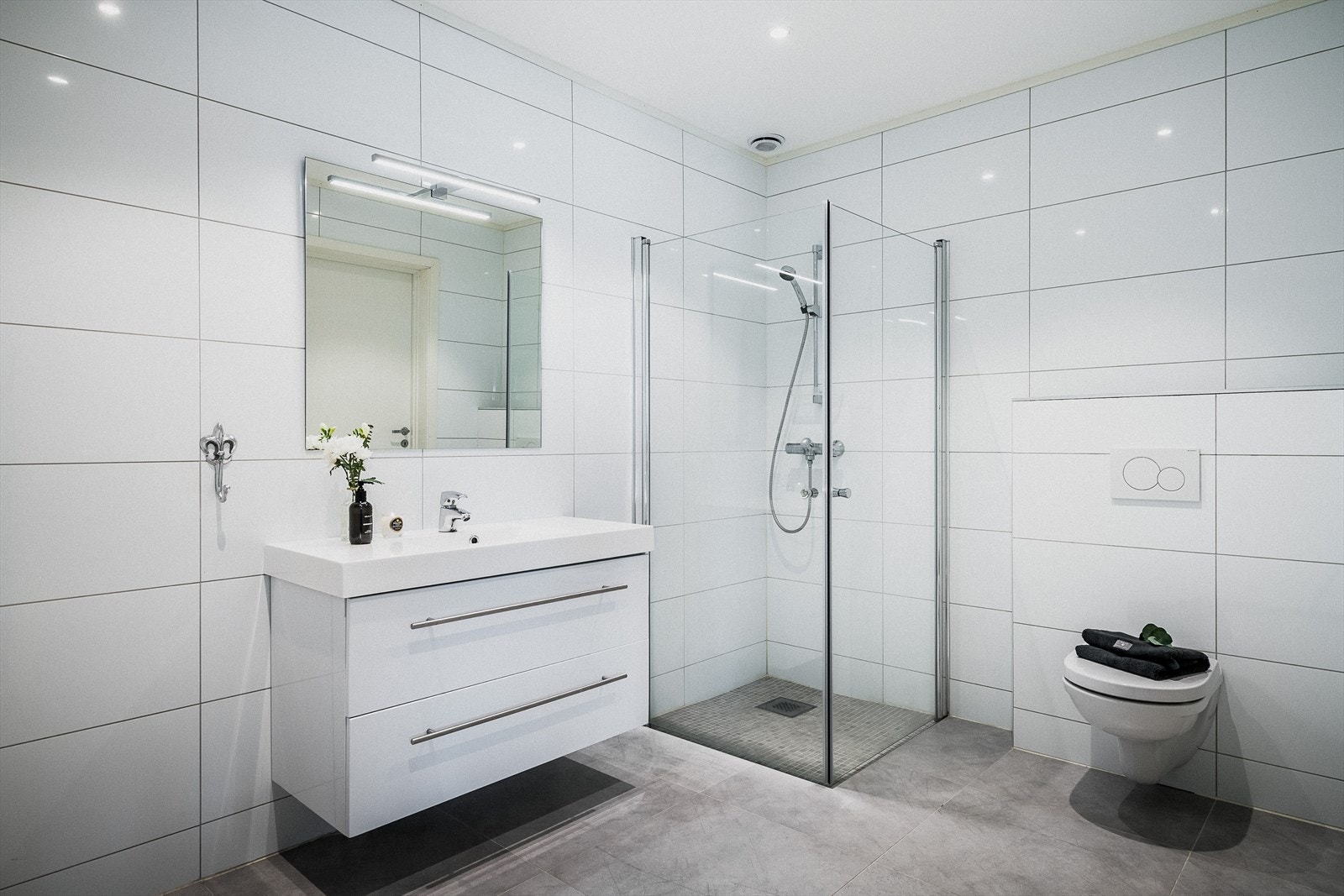 Hybelen inneholder stue/ kjøkken, soverom, bad, 2 boder. Galleribilde