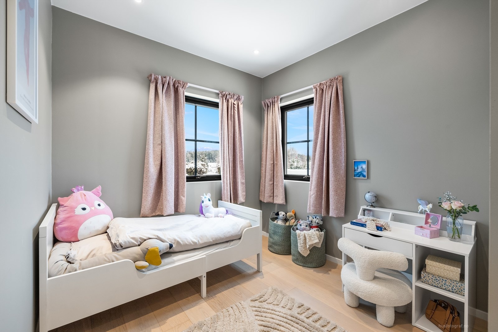 Soverom 2 er fint innredet med seng, skrivepult og garderobeløsning. Galleribilde