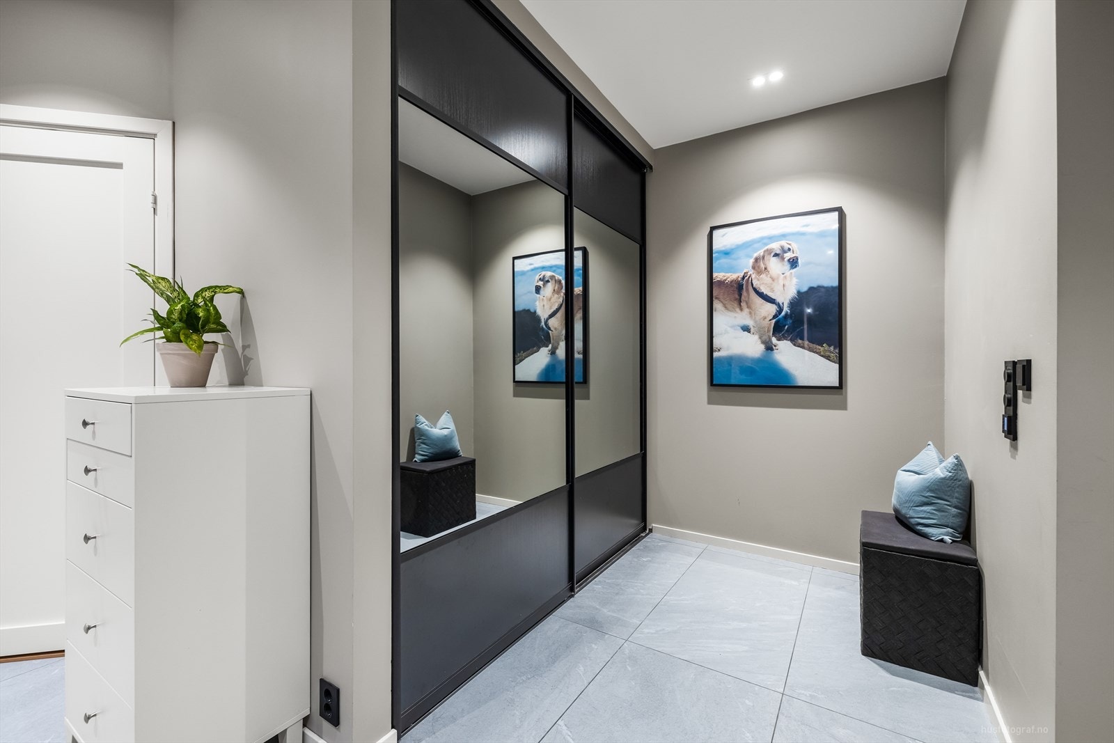 Gode muligheter for lagring og oppbevaring i skyvedørsgarderobe. Galleribilde