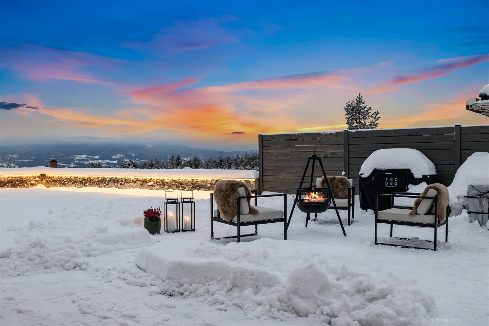 Den romslige uteplassen gir god plass til både avslapning og sosiale sammenkomster, og de stilrene utemøblene skaper en lun og hyggelig sone - selv på vinterstid. Galleribilde