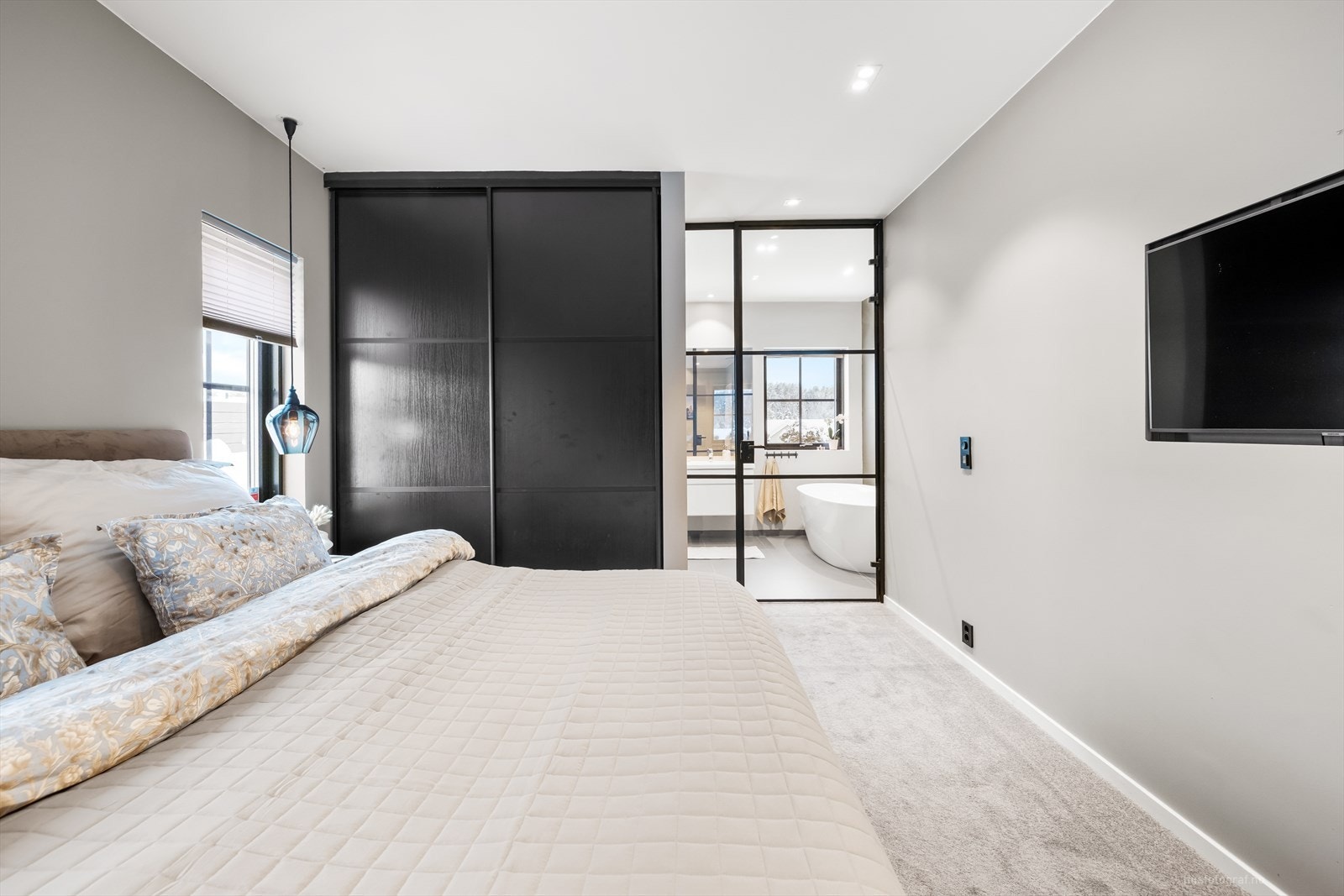 Praktisk skyvedørsgarderobe gir rikelig med oppbevaringsplass uten å ta unødvendig areal. Galleribilde