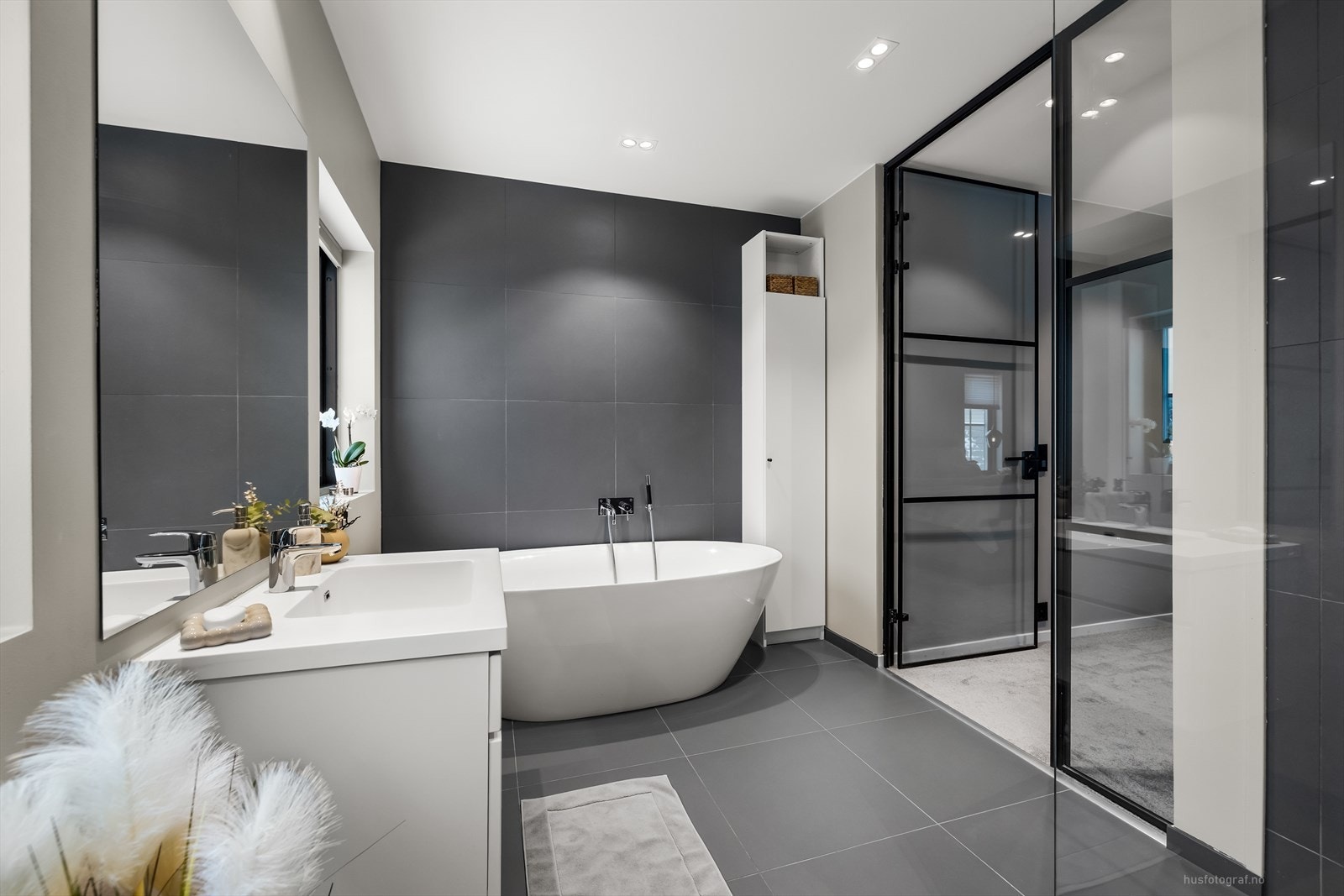 God belysning, smart oppbevaring og kvalitetsinnredning gjør badet både funksjonelt og innbydende - et sted hvor komfort og design går hånd i hånd. Galleribilde