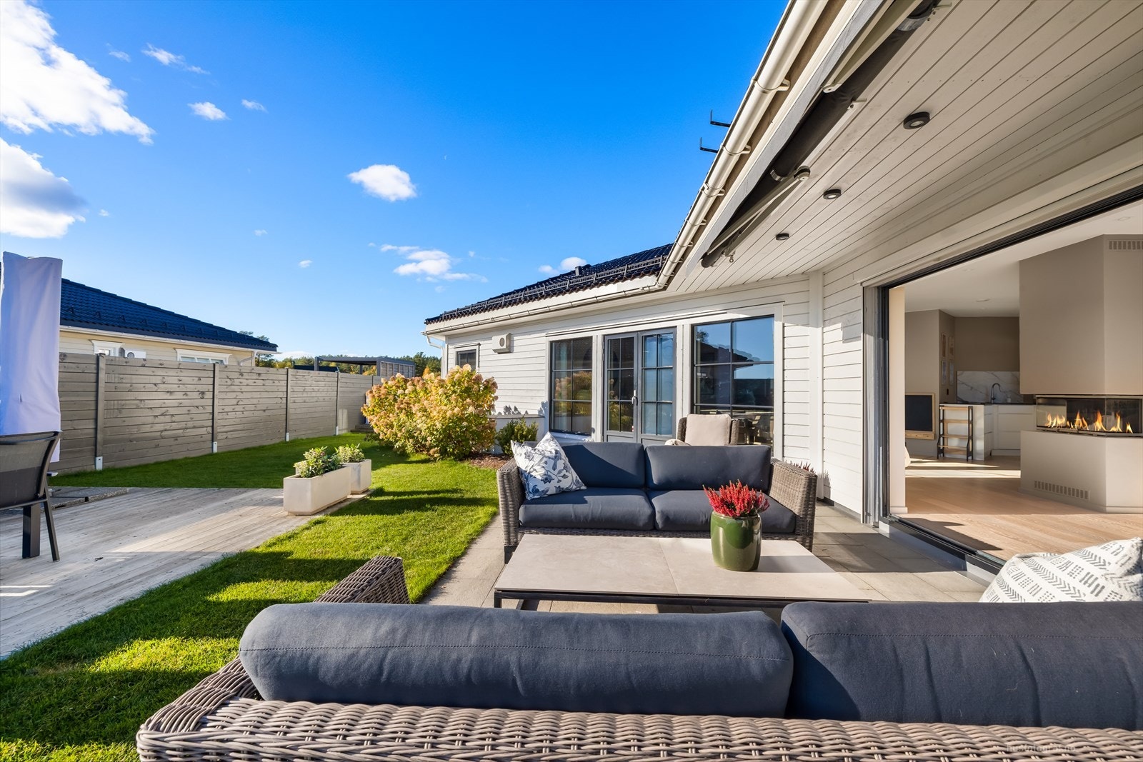 Her ligger alt til rette for både avslapping og sosiale sammenkomster, med en sømløs overgang mellom inne og ute. Galleribilde