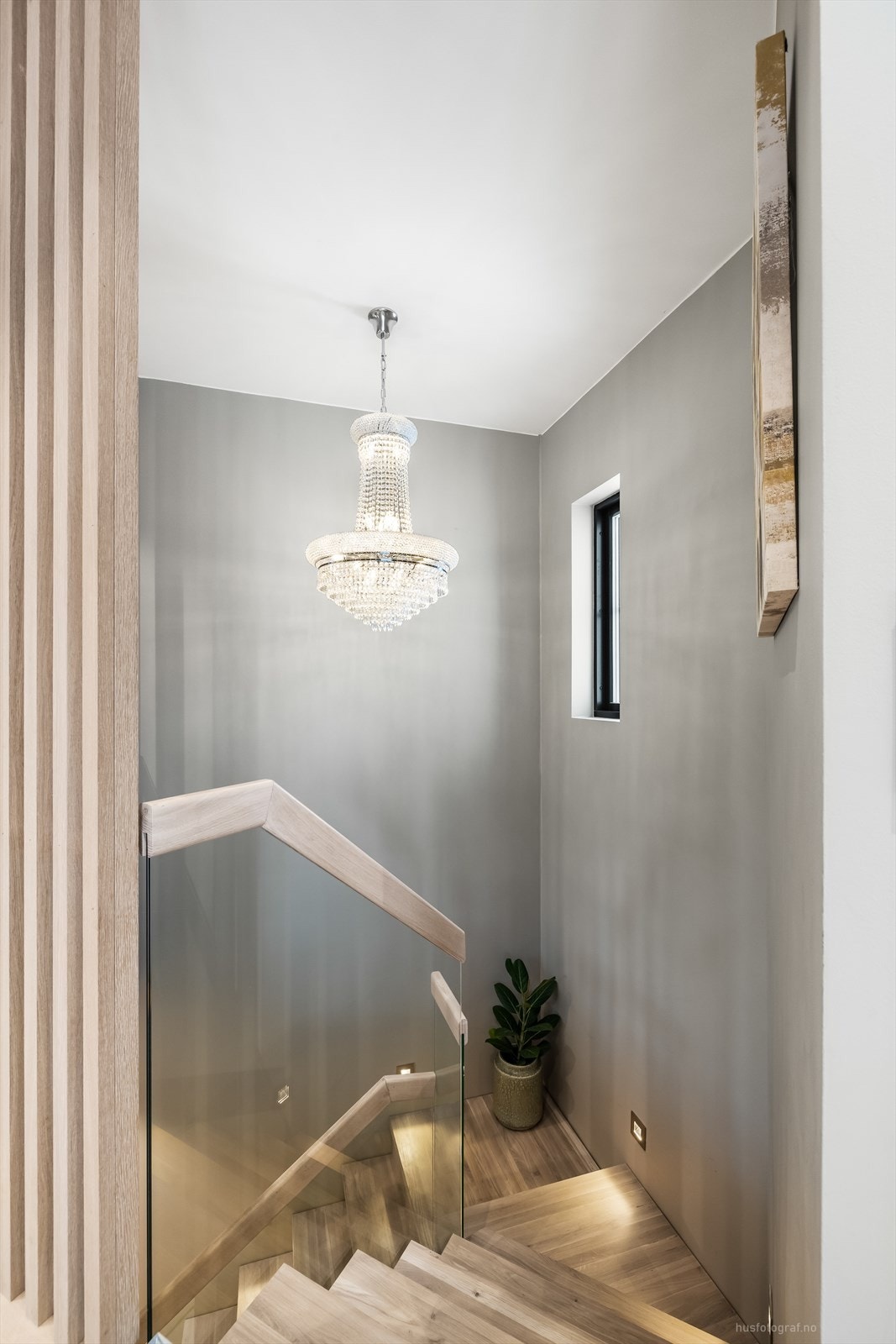 De lune tretrinnene kombinert med rekkverk i glass gir et luftig og sofistikert uttrykk. Galleribilde