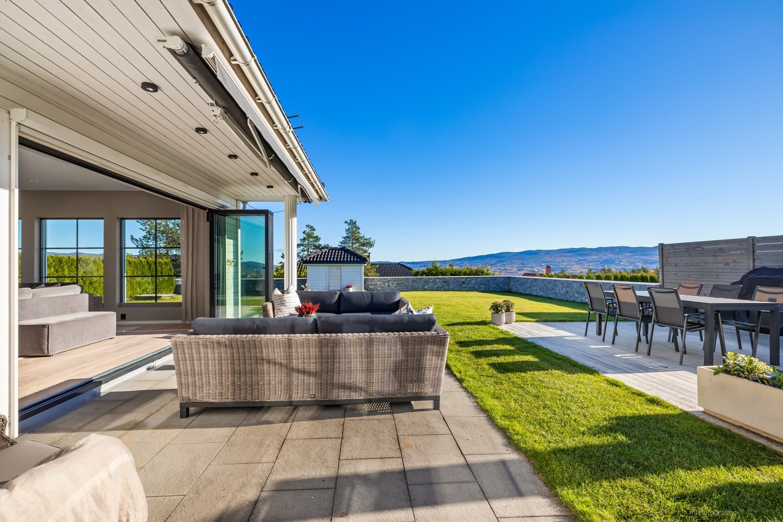 Den solrike hagen blir en flott forlengelse av stuen om sommeren! Galleribilde