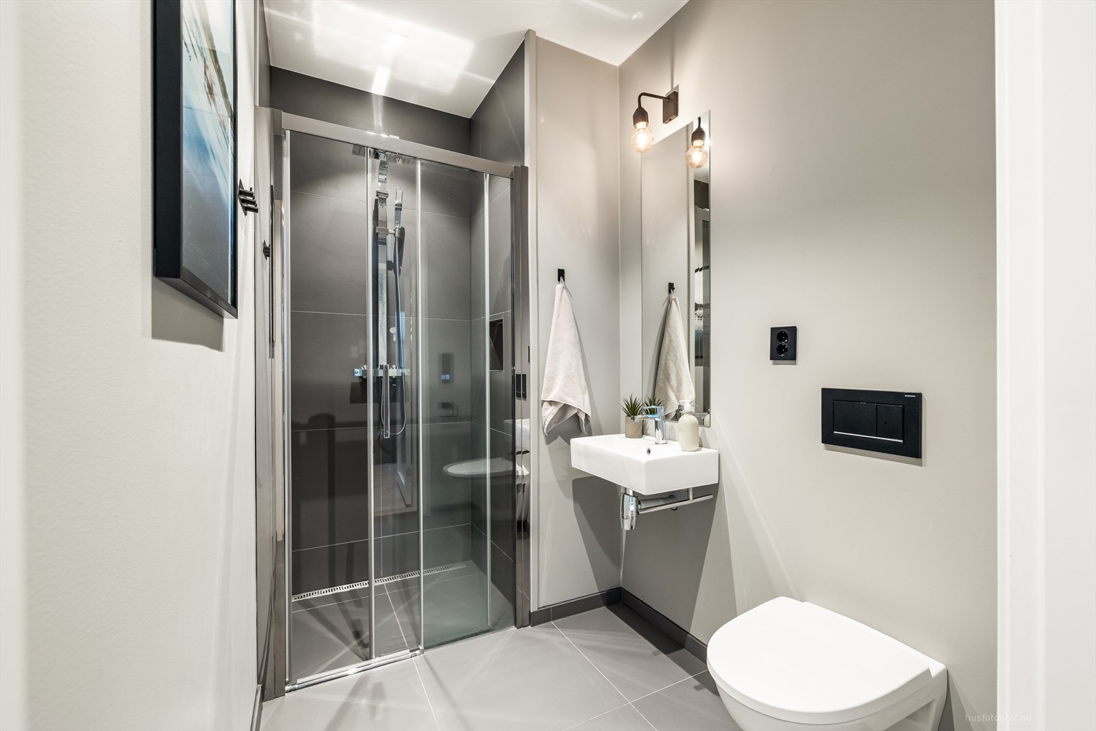 Badet fremstår som et stilrent og eksklusivt rom med gjennomførte materialvalg og moderne uttrykk. Galleribilde