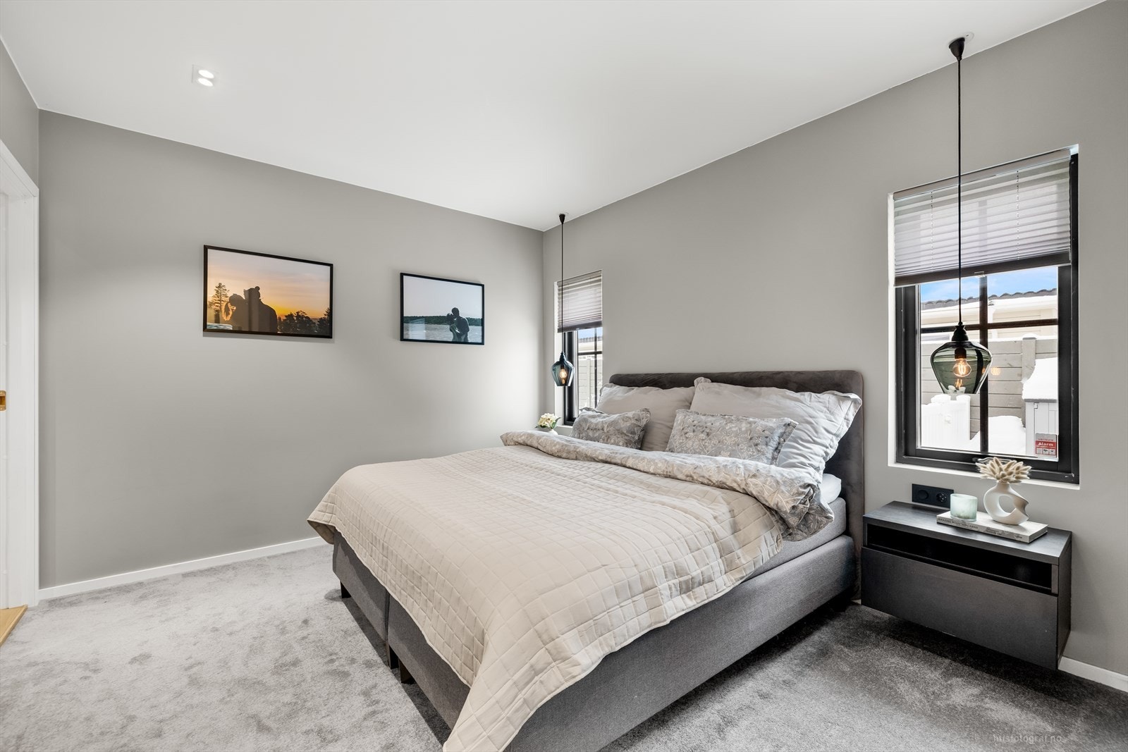 Soverommet fremstår som et rolig og harmonisk rom med moderne uttrykk. De myke, nøytrale fargetonene kombineres med et lunt teppe på gulvet som gir en behagelig atmosfære. Galleribilde