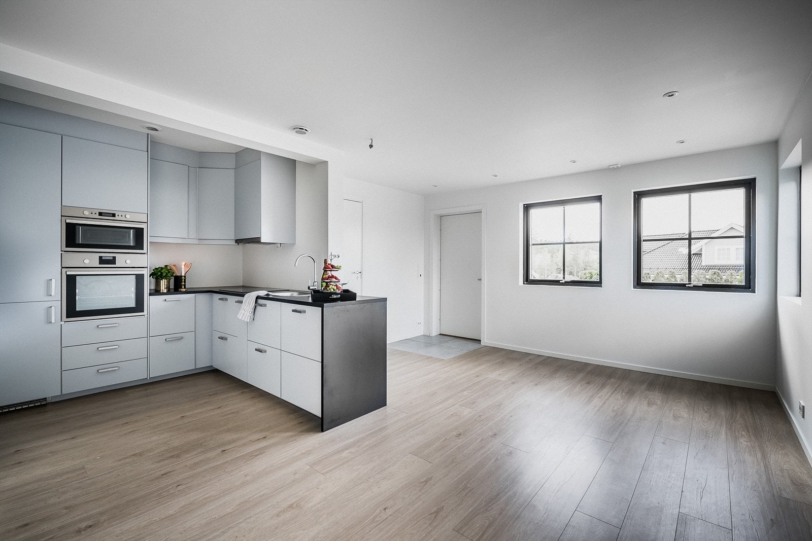 Opprinnelige tegninger viser godkjent hybel, dog er det ikke opprettet adkomst mellom hoveddelen og tilleggsdelen/ hybelen i underetasjen. Ikke godkjent som egen enhet. Galleribilde