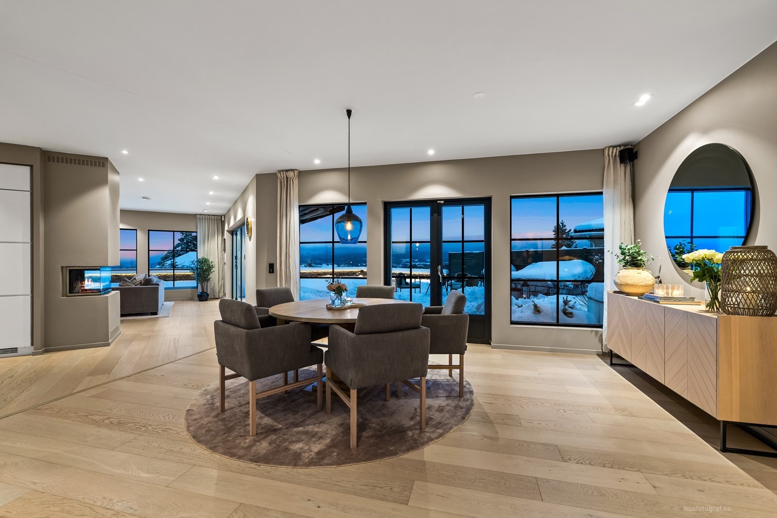 Den moderne spisestuen er elegant plassert midt i rommet og fungerer som et naturlig samlingspunkt for både hverdag og gjester. Galleribilde