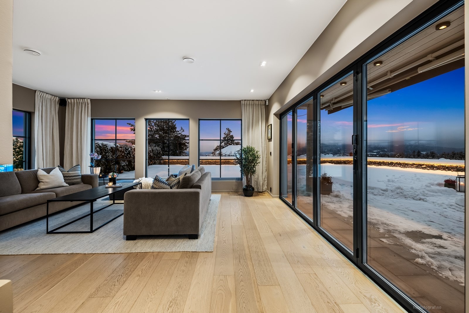 Meget trivelig romfølelse med store vindusflater og nærkontakt med usjenerte omgivelser. Galleribilde