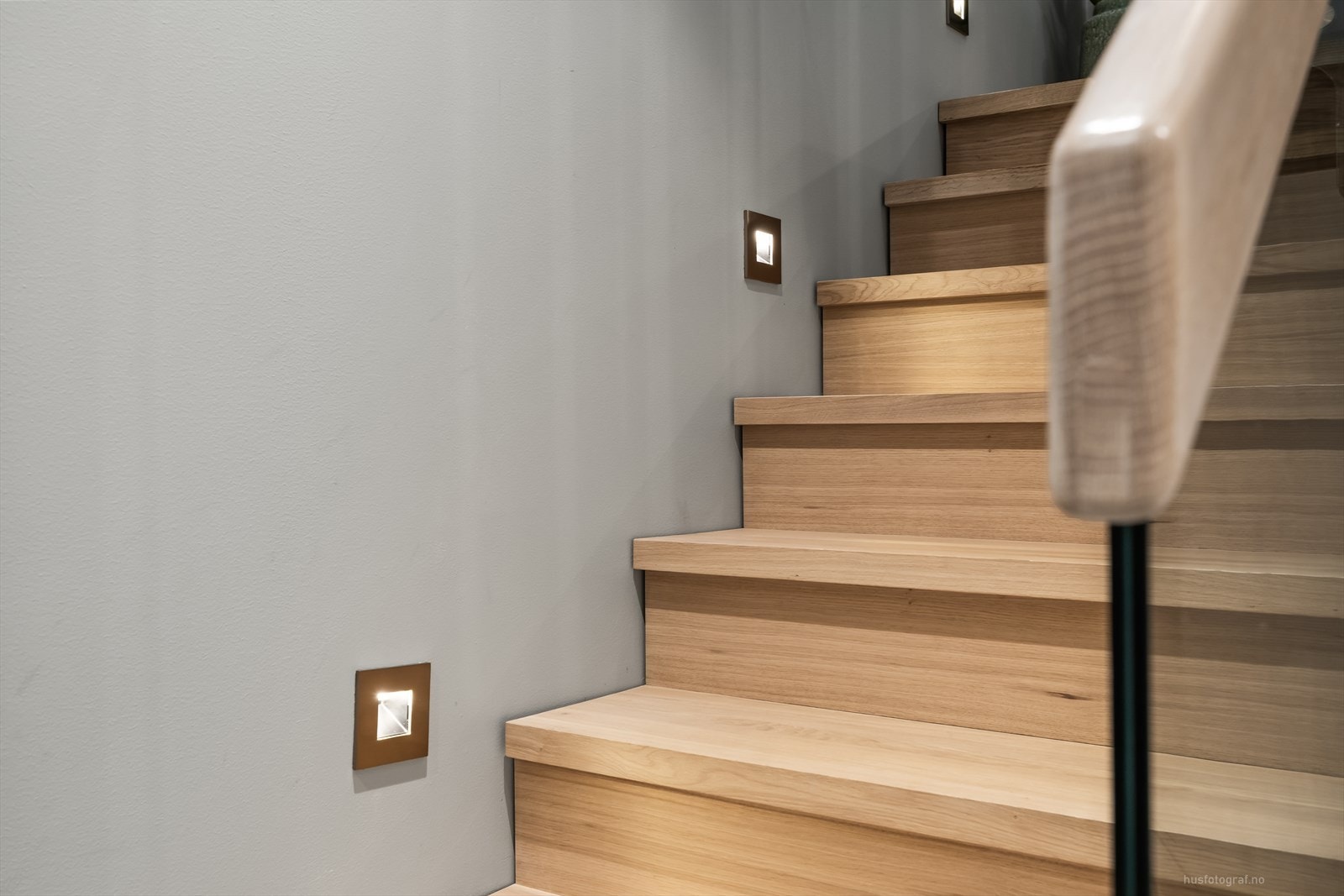 Belysningen plassert langs trinnene understreker både funksjon og estetikk. Galleribilde