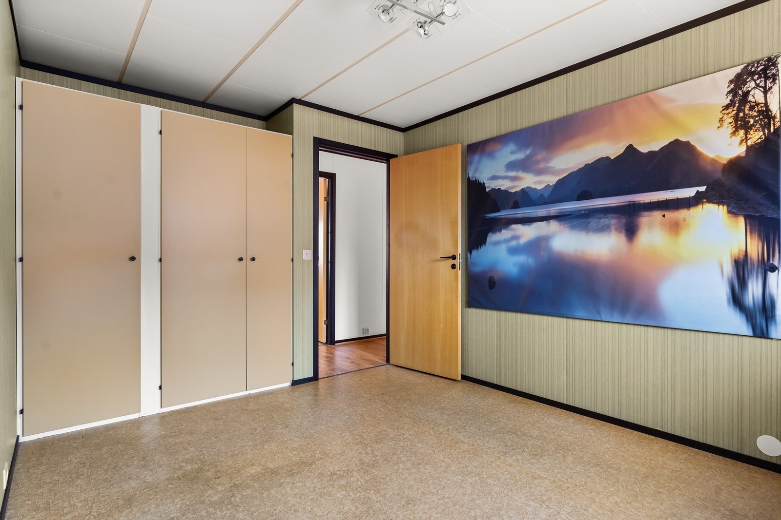 Det ene rommet har også rikelig med oppbevaringsplass i garderoben Galleribilde