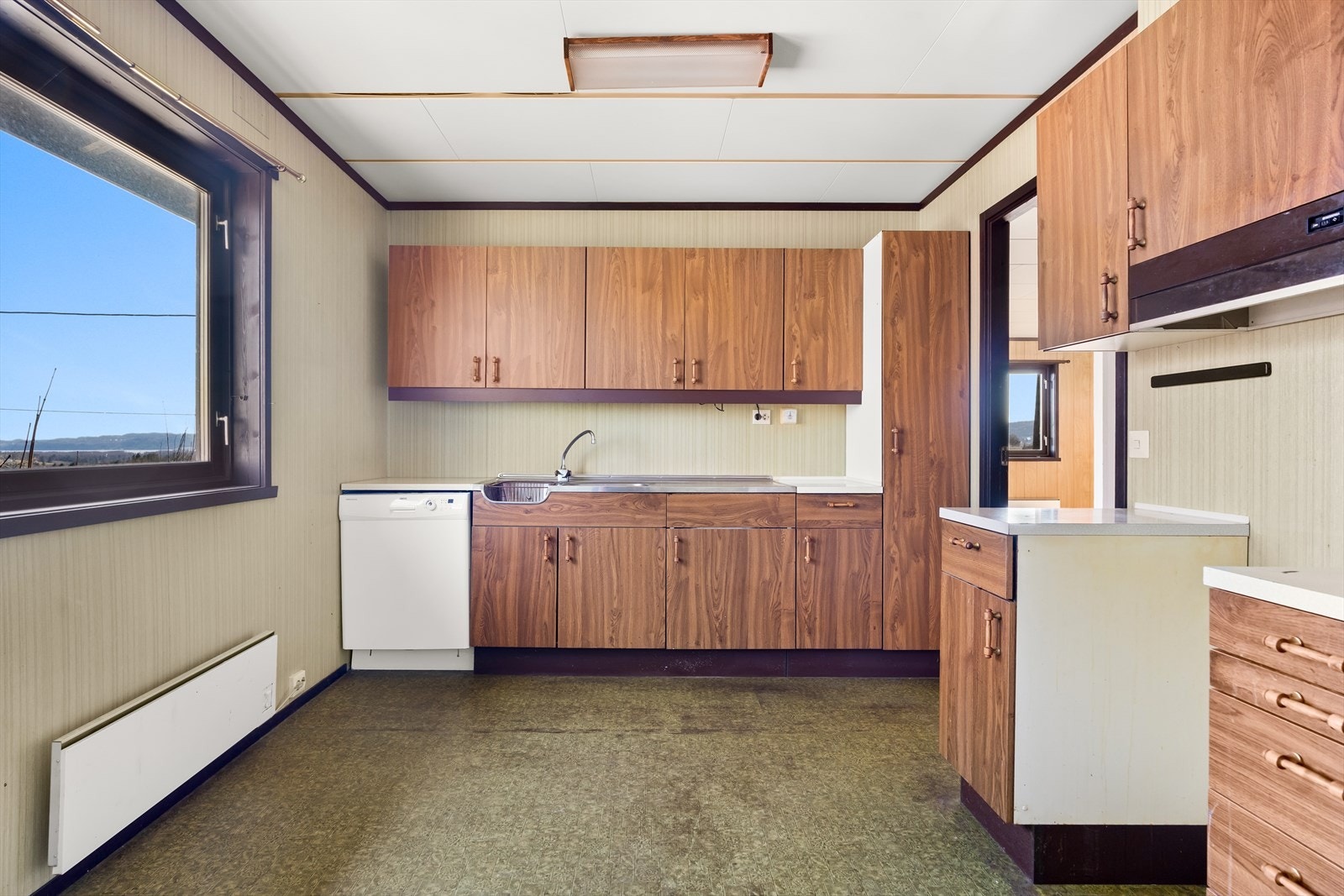 Det er ventilator med mekanisk avtrekk i egen kanal gjennom tak og oppvaskmaskin. Galleribilde