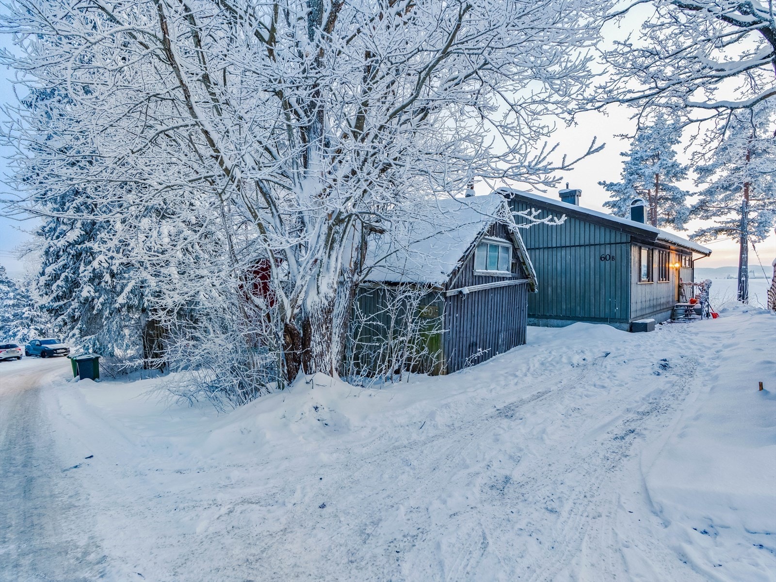 Nordlia 60B er fra 1983 med standard deretter. Boligen går over ett plan og inneholder: Entré, stue/spisestue, gang, kjøkken, bad, 2 soverom og bod. Galleribilde