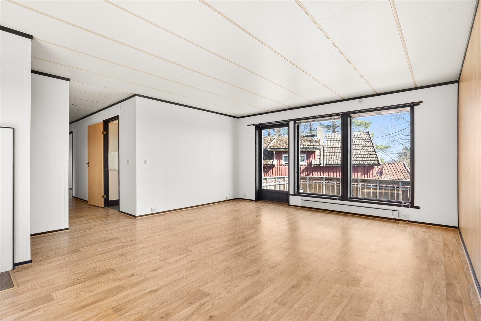 Fra stuen er det tilgang til stor og deilig uteplass Galleribilde