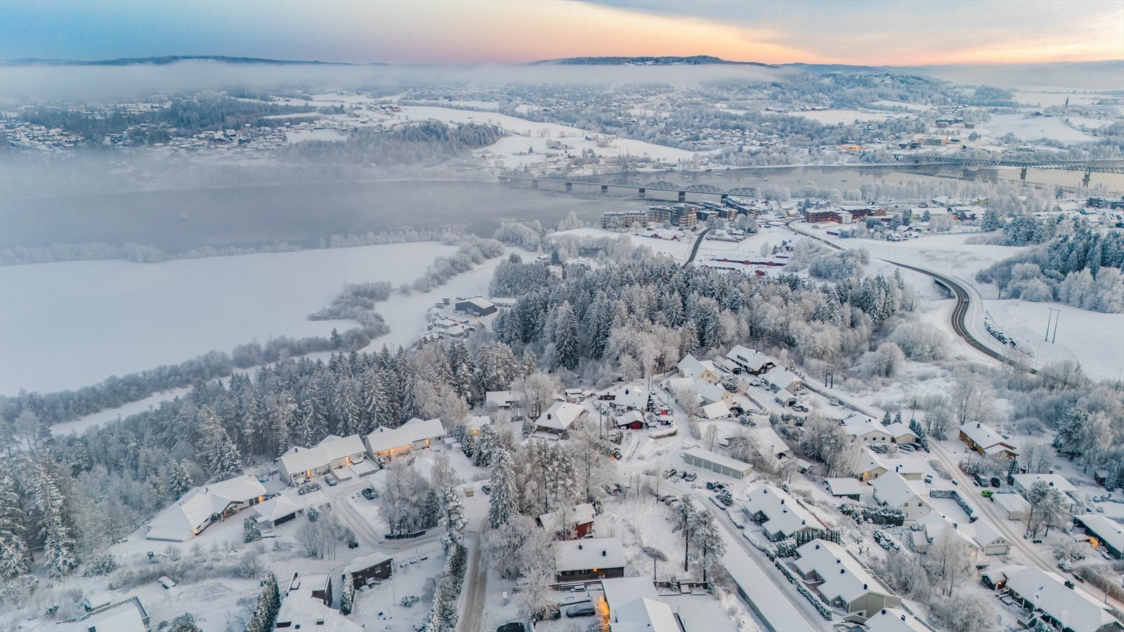 Eiendommen ligger i et rolig, populært og barnevennlig boligområde på Garderåsen i Lillestrøm kommune. Galleribilde