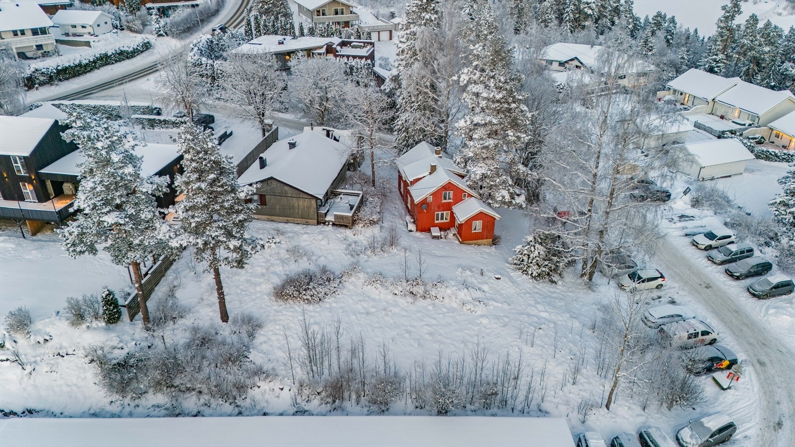 Dette er en spennende eiendom bestående av to eneboliger og et uthus/garasje. Galleribilde