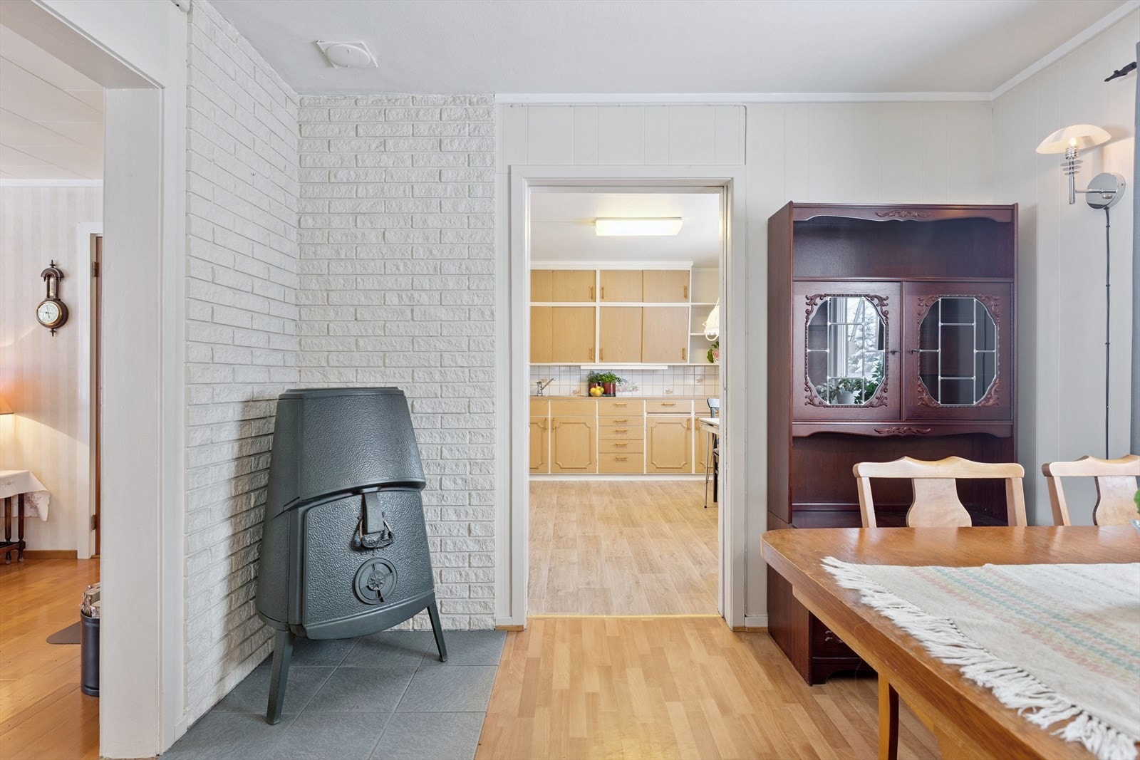 Også i spisestuen er det en vedovn som bidrar med varme og stemning. Galleribilde