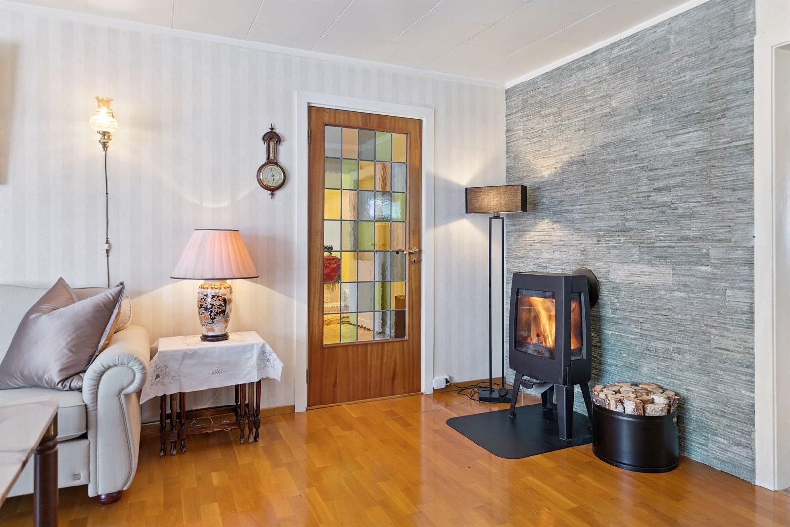 Det nyere ildstedet er et fint supplement til boligens øvrige oppvarming. Galleribilde