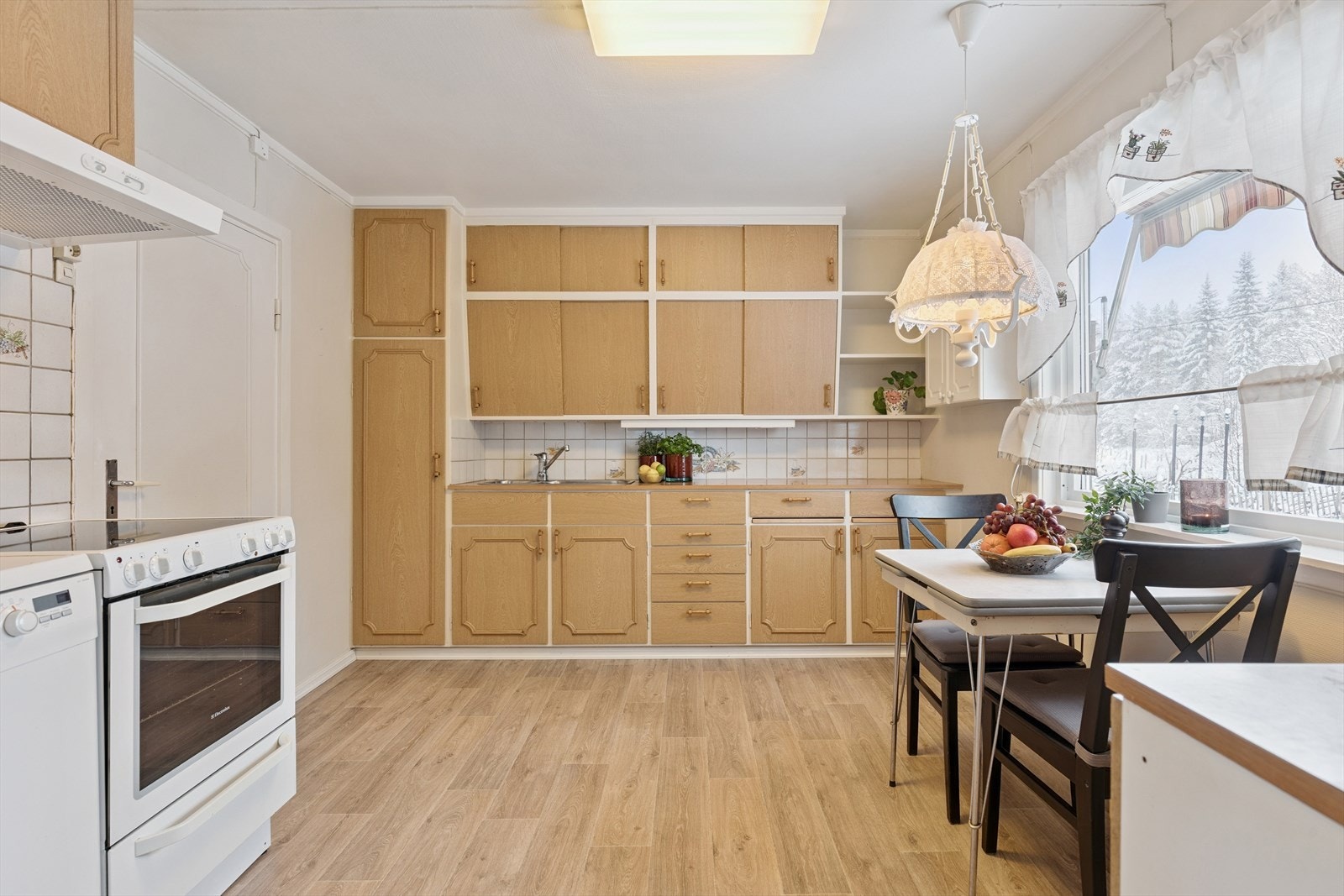 Kjøkkenet er romslig med plass til en spiseplass og rikelig med skapplass. Galleribilde