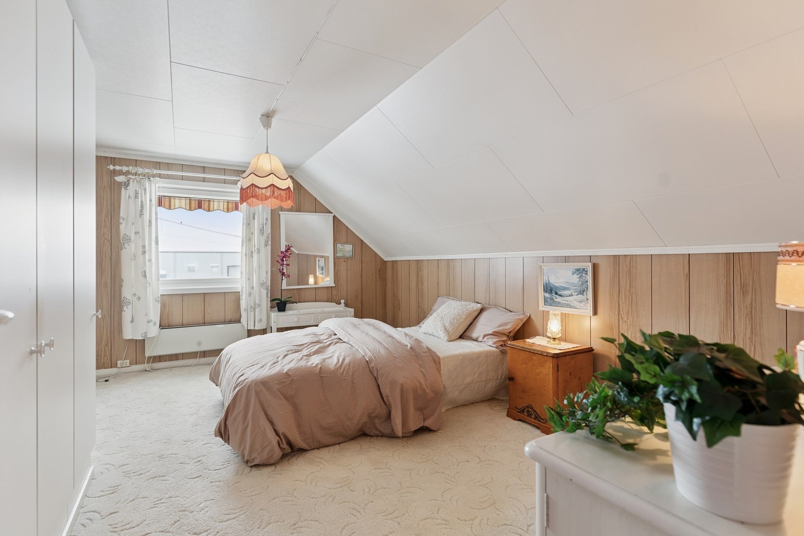 Rommet har plass til både seng og oppbevaringsmøbler. Galleribilde