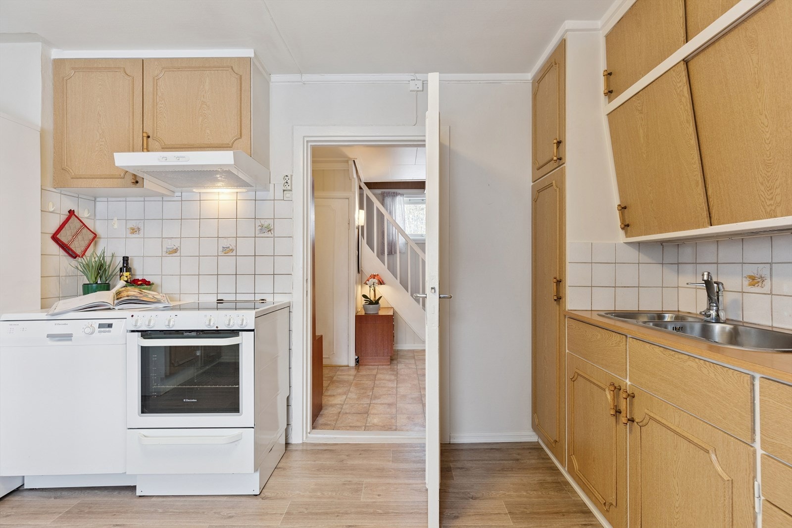 Kjøkkenet har praktisk adkomst fra både gangen og spisestuen. Galleribilde