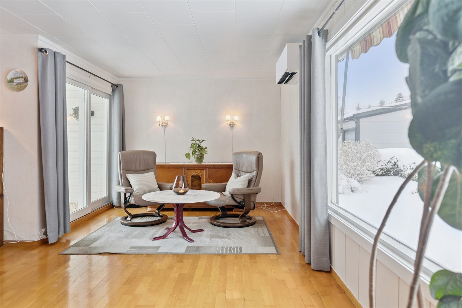 Fra stuen er det direkte utgang til en sørvest-vendt veranda på 19 m², bygget i 2023. Galleribilde