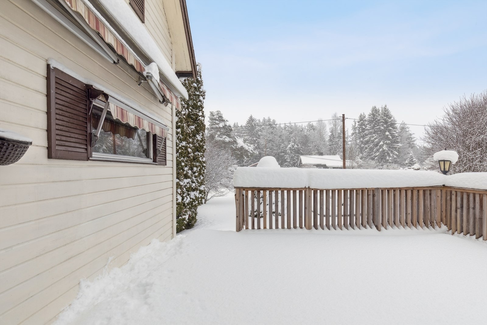 Verandaen har rekkverk i tre og er utstyrt med markise for solskjerming. Galleribilde