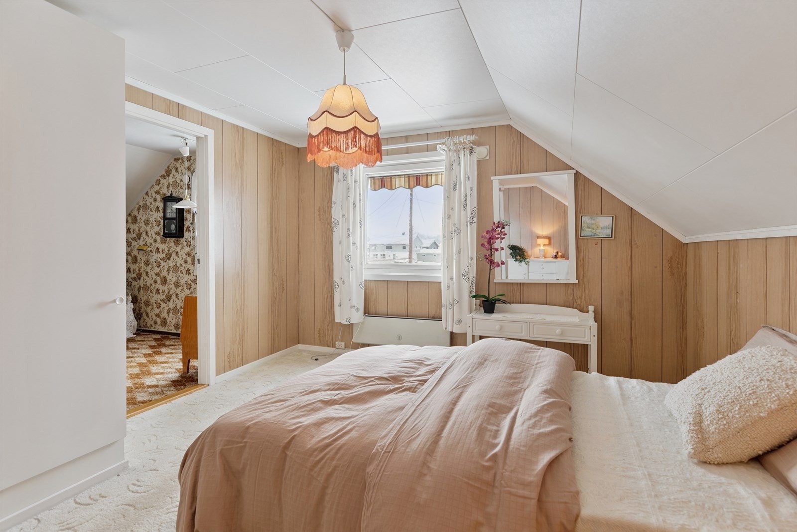 Ett av tre soverom i boligens andre etasje, alle med funksjonell størrelse. Galleribilde