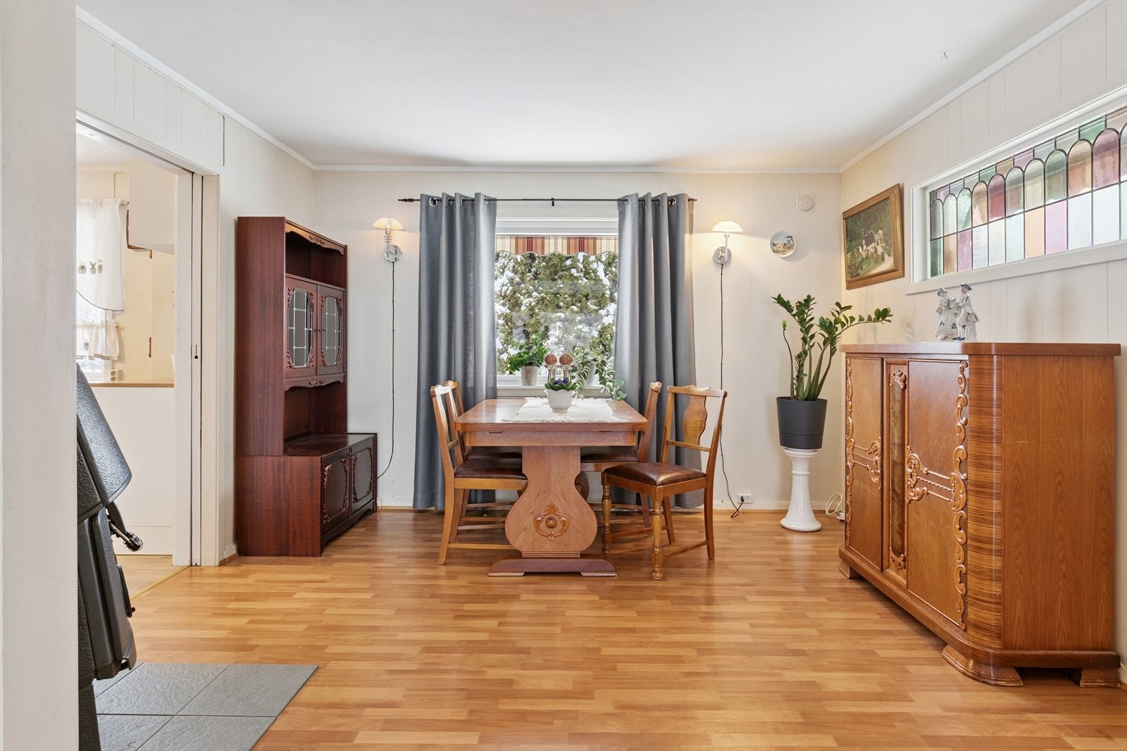 Spisestuen har god plass til et stort spisebord for hyggelige sammenkomster. Galleribilde