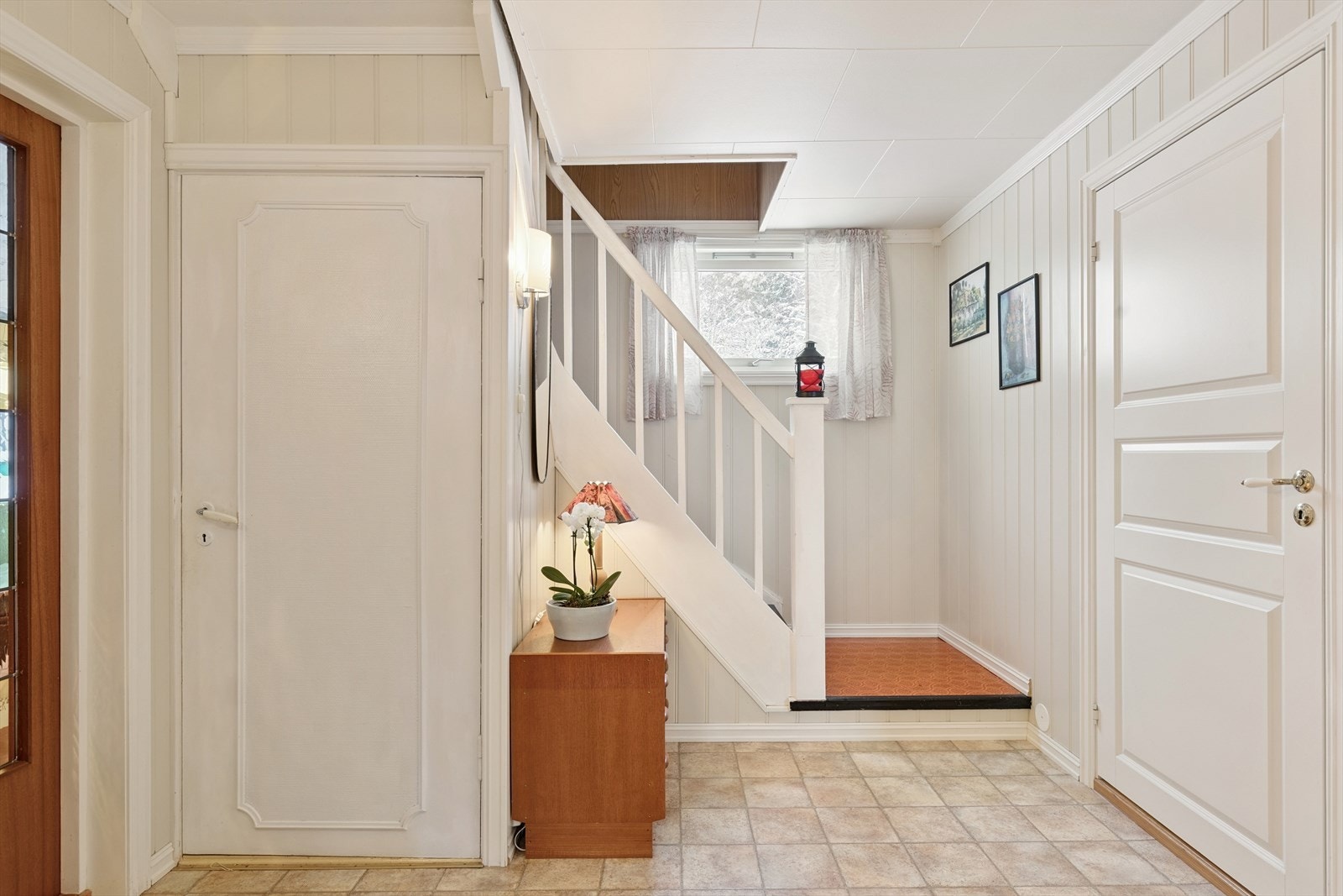 Tretrappen med belegg i trinnene leder opp til andre etasje. Galleribilde