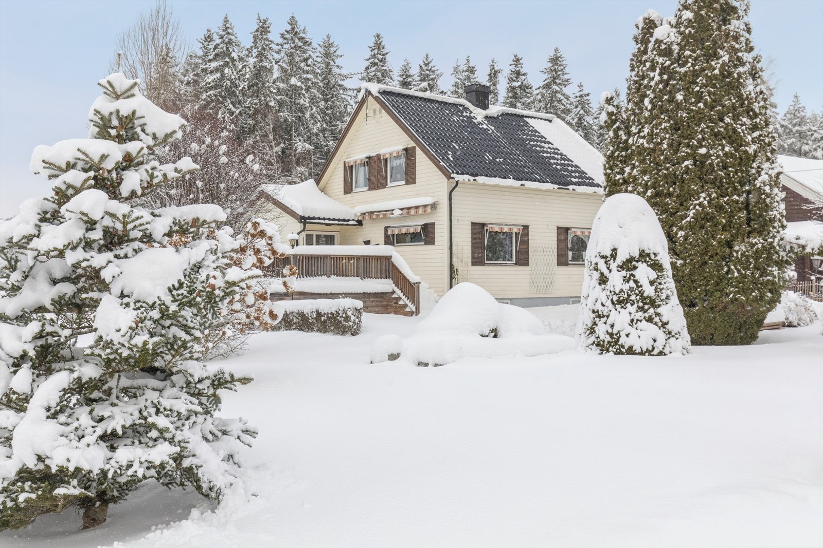 Pen og velholdt enebolig på en svært romslig og solrik tomt på nesten 1,3 mål. Galleribilde